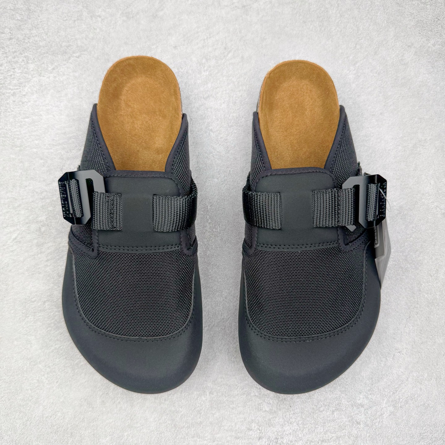 图片[2]-＃GD广顶 Birkenstock Boston Nova 勃肯时尚气质橡胶底防滑包头拖鞋 黑色 常规版（宽版）牛皮绒面革质地柔软 搭配可调节鞋扣提升穿着舒适度 人体工学设计分散脚部压力 保护脚踝 软木乳胶鞋床具有一定的收缩性 长时间穿着后能贴合脚型 EVA鞋底回弹性和抗张性力高 具有良好的防震、缓冲性 四季皆宜 柔软的鞋床采用额外的泡沫缓冲层 提供额外的舒适感和全天支撑 全网独家首发 源于德国的严谨工艺 牛巴戎面 中层松木 EVA 三层组合大底 优质牛皮面料五金扣 出口订单 尺码：35-45-选品中心