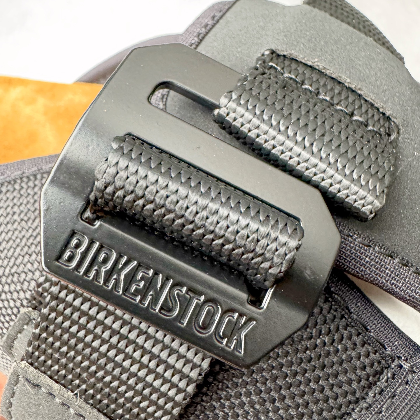 图片[16]-＃GD广顶 Birkenstock Boston Nova 勃肯时尚气质橡胶底防滑包头拖鞋 黑色 常规版（宽版）牛皮绒面革质地柔软 搭配可调节鞋扣提升穿着舒适度 人体工学设计分散脚部压力 保护脚踝 软木乳胶鞋床具有一定的收缩性 长时间穿着后能贴合脚型 EVA鞋底回弹性和抗张性力高 具有良好的防震、缓冲性 四季皆宜 柔软的鞋床采用额外的泡沫缓冲层 提供额外的舒适感和全天支撑 全网独家首发 源于德国的严谨工艺 牛巴戎面 中层松木 EVA 三层组合大底 优质牛皮面料五金扣 出口订单 尺码：35-45-选品中心