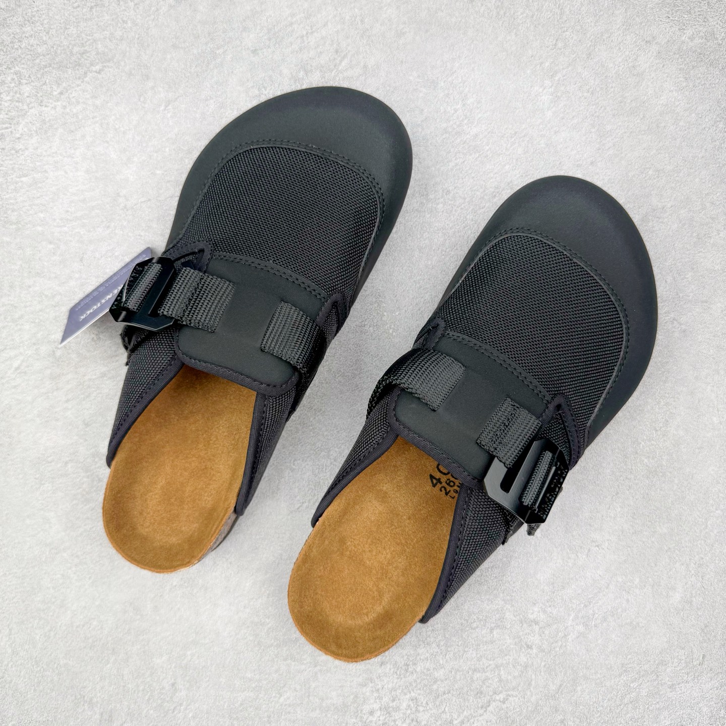 图片[3]-＃GD广顶 Birkenstock Boston Nova 勃肯时尚气质橡胶底防滑包头拖鞋 黑色 常规版（宽版）牛皮绒面革质地柔软 搭配可调节鞋扣提升穿着舒适度 人体工学设计分散脚部压力 保护脚踝 软木乳胶鞋床具有一定的收缩性 长时间穿着后能贴合脚型 EVA鞋底回弹性和抗张性力高 具有良好的防震、缓冲性 四季皆宜 柔软的鞋床采用额外的泡沫缓冲层 提供额外的舒适感和全天支撑 全网独家首发 源于德国的严谨工艺 牛巴戎面 中层松木 EVA 三层组合大底 优质牛皮面料五金扣 出口订单 尺码：35-45-选品中心