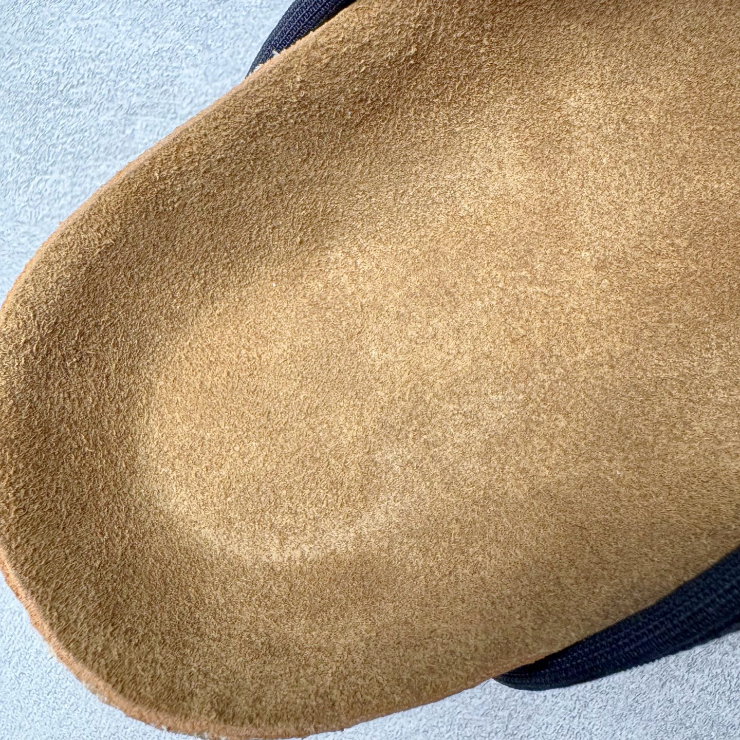 图片[15]-＃GD广顶 Birkenstock Boston Nova 勃肯时尚气质橡胶底防滑包头拖鞋 黑色 常规版（宽版）牛皮绒面革质地柔软 搭配可调节鞋扣提升穿着舒适度 人体工学设计分散脚部压力 保护脚踝 软木乳胶鞋床具有一定的收缩性 长时间穿着后能贴合脚型 EVA鞋底回弹性和抗张性力高 具有良好的防震、缓冲性 四季皆宜 柔软的鞋床采用额外的泡沫缓冲层 提供额外的舒适感和全天支撑 全网独家首发 源于德国的严谨工艺 牛巴戎面 中层松木 EVA 三层组合大底 优质牛皮面料五金扣 出口订单 尺码：35-45-选品中心