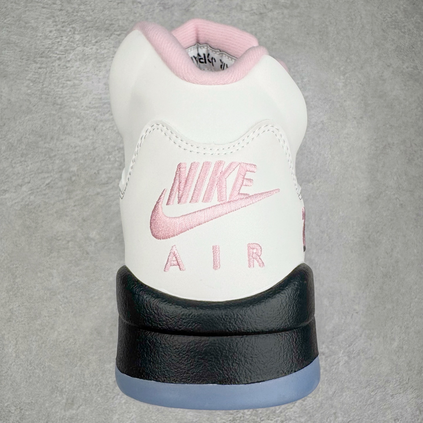 图片[8]-＃PK纯原 Air Jordan AJ5 OG 35周年 3M反光白粉黑 HQ7978-102 SZ原厂全套原楦原纸板磨具开发 原厂皮料加持 原厂港宝加持定型后跟R度完美 同源原厂电绣 飞人针数密度立体效果一致 原厂拉帮手法 原厂配置纸衬高频鞋盒 原厂指令配双鞋带 原厂TPU网格鞋带扣 超高鞋面清洁度 最高QC检验标准 控制溢胶瑕疵 到手可放心比对发售原鞋 上脚百分百充正驾驭 尺码：40 40.5 41 42 42.5 43 44 44.5 45 46 47.5-选品中心