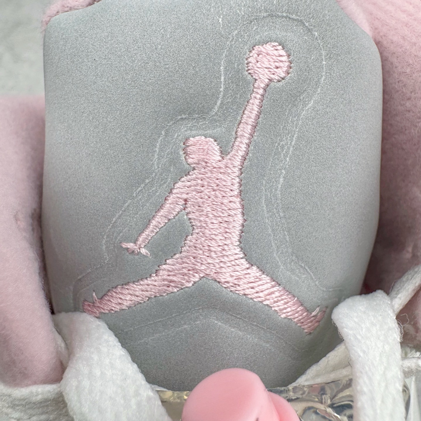 图片[13]-＃PK纯原 Air Jordan AJ5 OG 35周年 3M反光白粉黑 HQ7978-102 SZ原厂全套原楦原纸板磨具开发 原厂皮料加持 原厂港宝加持定型后跟R度完美 同源原厂电绣 飞人针数密度立体效果一致 原厂拉帮手法 原厂配置纸衬高频鞋盒 原厂指令配双鞋带 原厂TPU网格鞋带扣 超高鞋面清洁度 最高QC检验标准 控制溢胶瑕疵 到手可放心比对发售原鞋 上脚百分百充正驾驭 尺码：40 40.5 41 42 42.5 43 44 44.5 45 46 47.5-选品中心