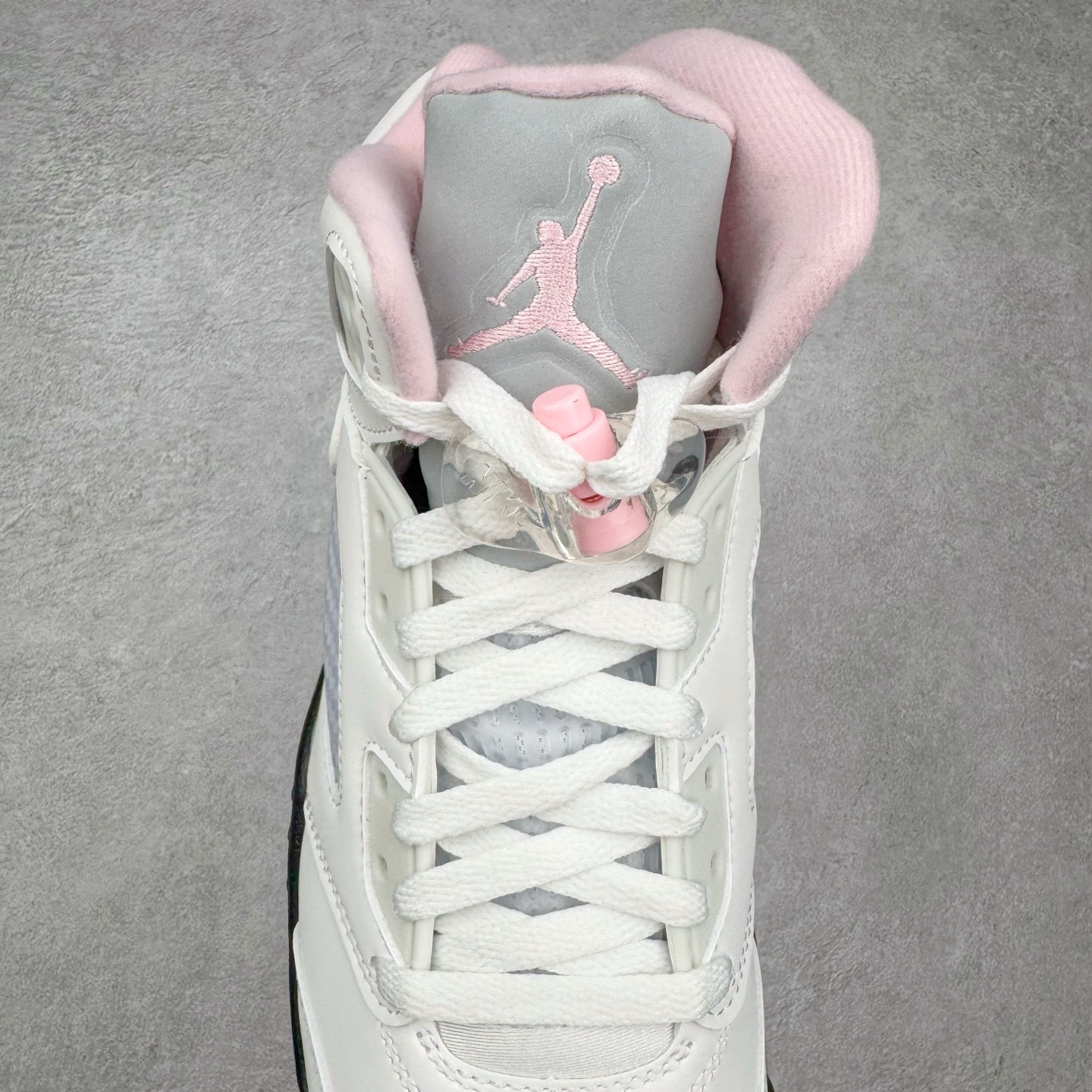 图片[5]-＃PK纯原 Air Jordan AJ5 OG 35周年 3M反光白粉黑 HQ7978-102 SZ原厂全套原楦原纸板磨具开发 原厂皮料加持 原厂港宝加持定型后跟R度完美 同源原厂电绣 飞人针数密度立体效果一致 原厂拉帮手法 原厂配置纸衬高频鞋盒 原厂指令配双鞋带 原厂TPU网格鞋带扣 超高鞋面清洁度 最高QC检验标准 控制溢胶瑕疵 到手可放心比对发售原鞋 上脚百分百充正驾驭 尺码：40 40.5 41 42 42.5 43 44 44.5 45 46 47.5-选品中心