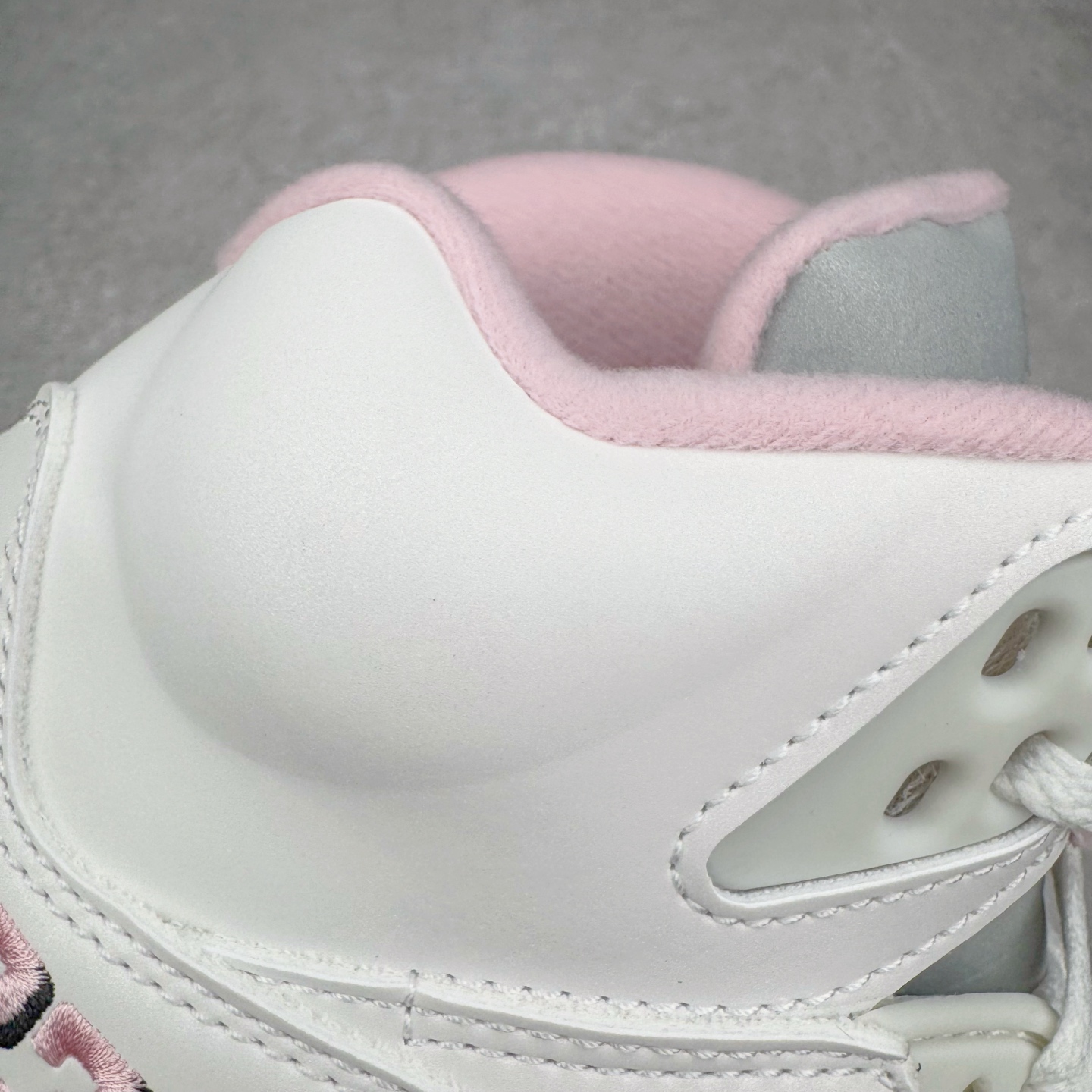 图片[15]-＃PK纯原 Air Jordan AJ5 OG 35周年 3M反光白粉黑 HQ7978-102 SZ原厂全套原楦原纸板磨具开发 原厂皮料加持 原厂港宝加持定型后跟R度完美 同源原厂电绣 飞人针数密度立体效果一致 原厂拉帮手法 原厂配置纸衬高频鞋盒 原厂指令配双鞋带 原厂TPU网格鞋带扣 超高鞋面清洁度 最高QC检验标准 控制溢胶瑕疵 到手可放心比对发售原鞋 上脚百分百充正驾驭 尺码：40 40.5 41 42 42.5 43 44 44.5 45 46 47.5-选品中心