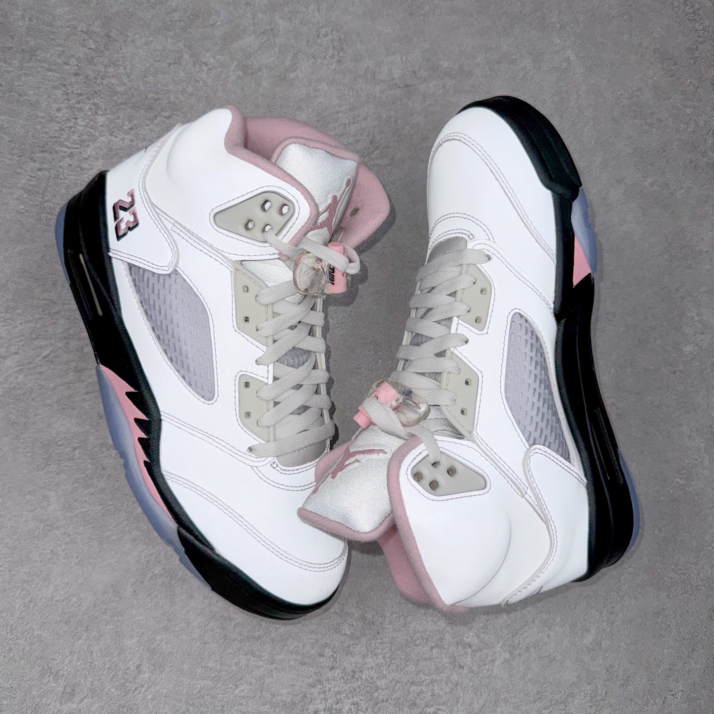 图片[3]-＃PK纯原 Air Jordan AJ5 OG 35周年 3M反光白粉黑 HQ7978-102 SZ原厂全套原楦原纸板磨具开发 原厂皮料加持 原厂港宝加持定型后跟R度完美 同源原厂电绣 飞人针数密度立体效果一致 原厂拉帮手法 原厂配置纸衬高频鞋盒 原厂指令配双鞋带 原厂TPU网格鞋带扣 超高鞋面清洁度 最高QC检验标准 控制溢胶瑕疵 到手可放心比对发售原鞋 上脚百分百充正驾驭 尺码：40 40.5 41 42 42.5 43 44 44.5 45 46 47.5-选品中心