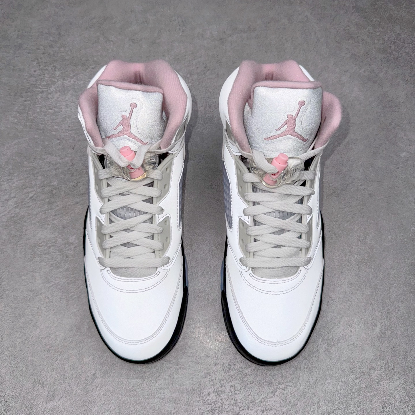 图片[2]-＃PK纯原 Air Jordan AJ5 OG 35周年 3M反光白粉黑 HQ7978-102 SZ原厂全套原楦原纸板磨具开发 原厂皮料加持 原厂港宝加持定型后跟R度完美 同源原厂电绣 飞人针数密度立体效果一致 原厂拉帮手法 原厂配置纸衬高频鞋盒 原厂指令配双鞋带 原厂TPU网格鞋带扣 超高鞋面清洁度 最高QC检验标准 控制溢胶瑕疵 到手可放心比对发售原鞋 上脚百分百充正驾驭 尺码：40 40.5 41 42 42.5 43 44 44.5 45 46 47.5-选品中心