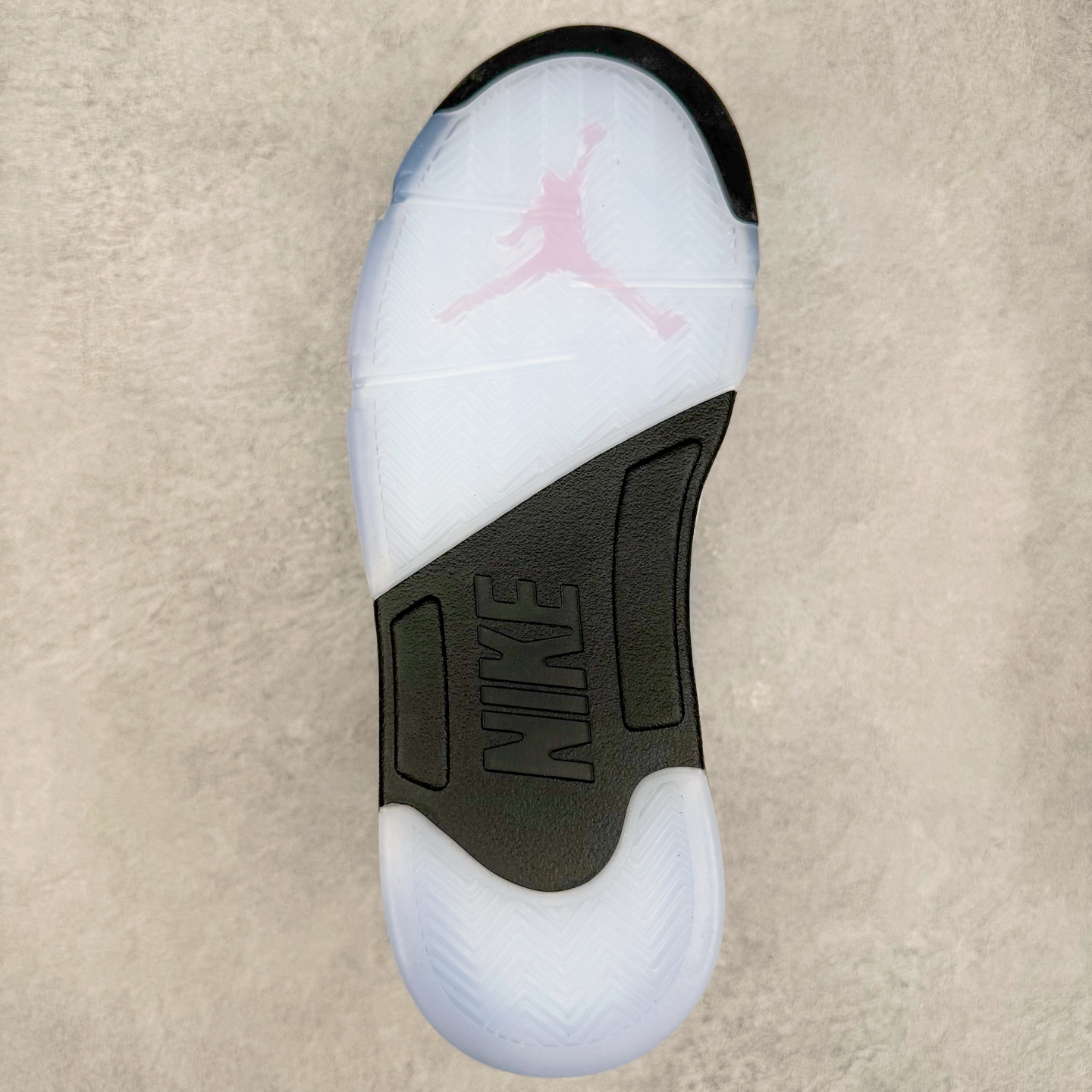 图片[9]-＃PK纯原 Air Jordan AJ5 OG 35周年 3M反光白粉黑 HQ7978-102 SZ原厂全套原楦原纸板磨具开发 原厂皮料加持 原厂港宝加持定型后跟R度完美 同源原厂电绣 飞人针数密度立体效果一致 原厂拉帮手法 原厂配置纸衬高频鞋盒 原厂指令配双鞋带 原厂TPU网格鞋带扣 超高鞋面清洁度 最高QC检验标准 控制溢胶瑕疵 到手可放心比对发售原鞋 上脚百分百充正驾驭 尺码：40 40.5 41 42 42.5 43 44 44.5 45 46 47.5-选品中心