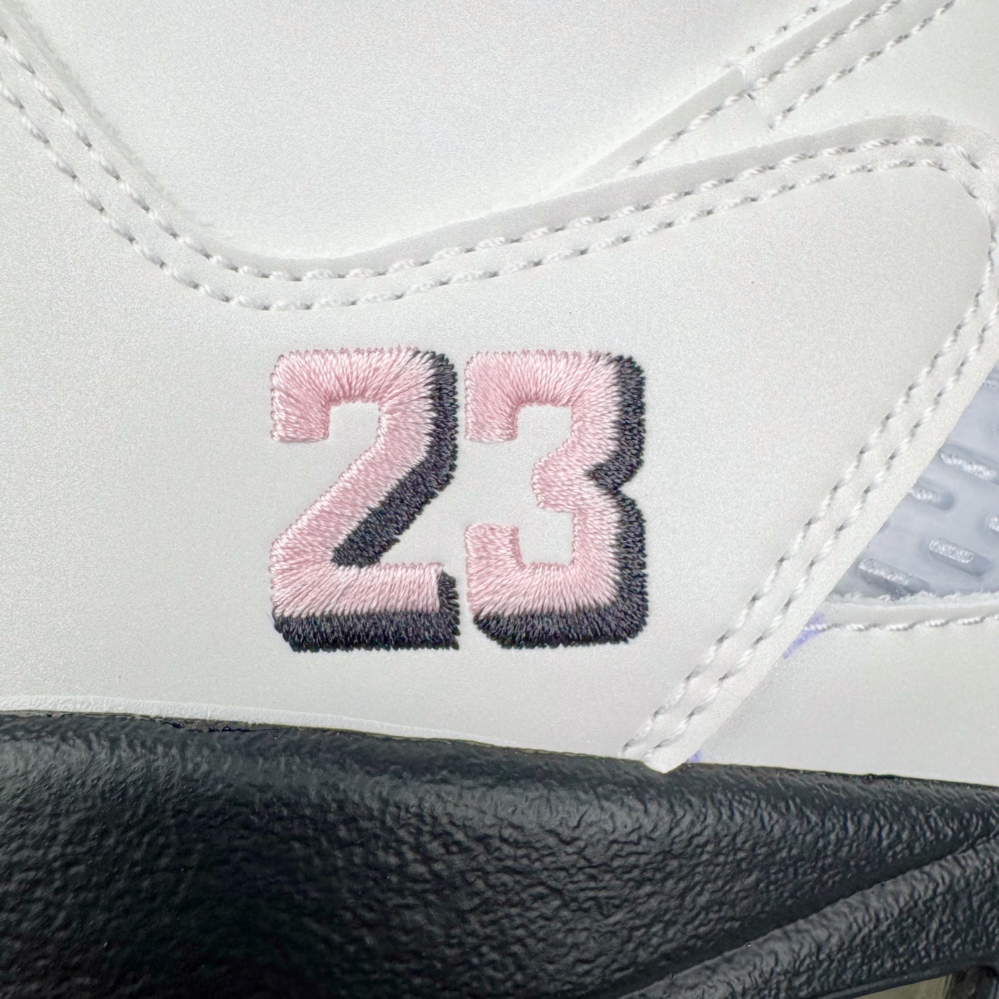 图片[17]-＃PK纯原 Air Jordan AJ5 OG 35周年 3M反光白粉黑 HQ7978-102 SZ原厂全套原楦原纸板磨具开发 原厂皮料加持 原厂港宝加持定型后跟R度完美 同源原厂电绣 飞人针数密度立体效果一致 原厂拉帮手法 原厂配置纸衬高频鞋盒 原厂指令配双鞋带 原厂TPU网格鞋带扣 超高鞋面清洁度 最高QC检验标准 控制溢胶瑕疵 到手可放心比对发售原鞋 上脚百分百充正驾驭 尺码：40 40.5 41 42 42.5 43 44 44.5 45 46 47.5-选品中心