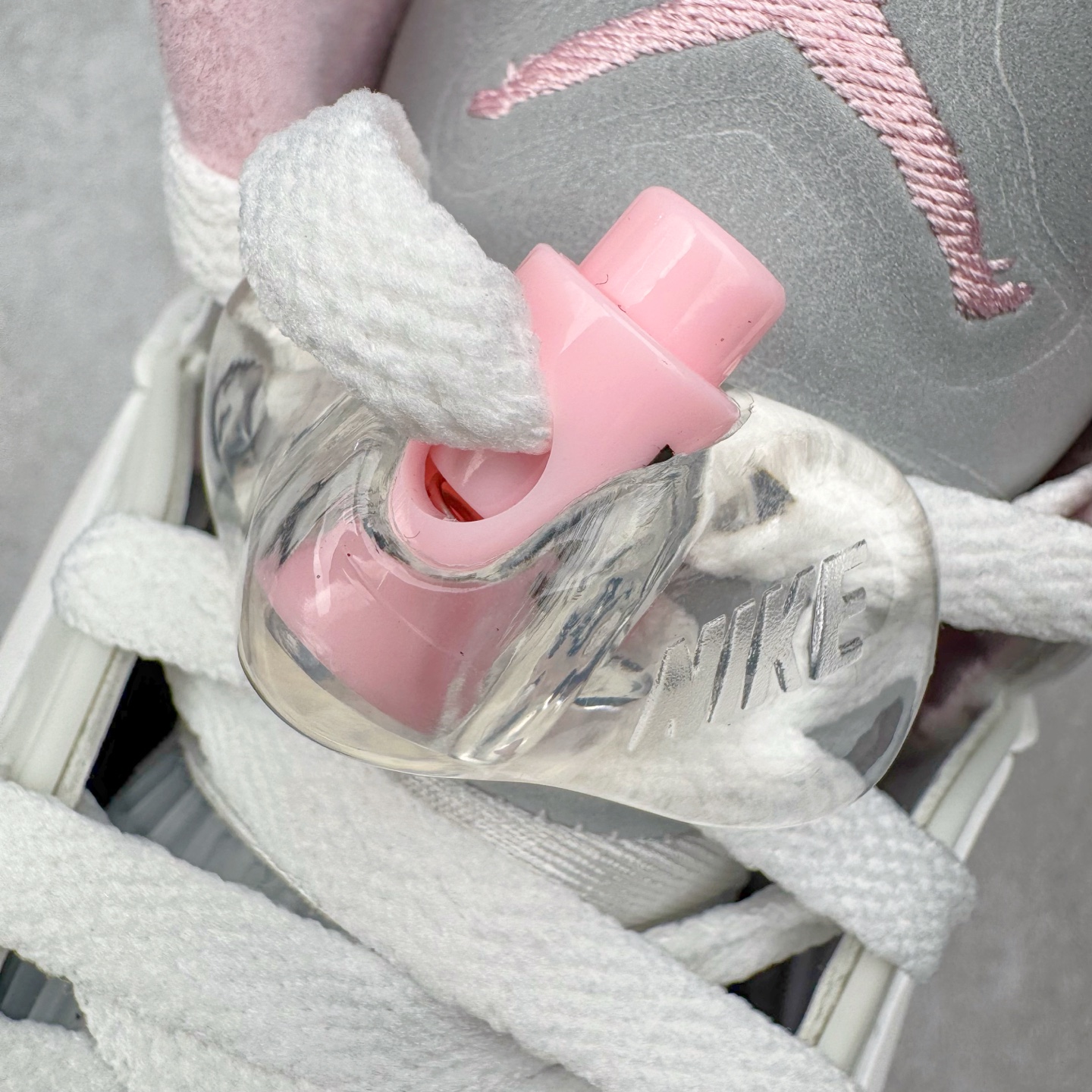 图片[12]-＃PK纯原 Air Jordan AJ5 OG 35周年 3M反光白粉黑 HQ7978-102 SZ原厂全套原楦原纸板磨具开发 原厂皮料加持 原厂港宝加持定型后跟R度完美 同源原厂电绣 飞人针数密度立体效果一致 原厂拉帮手法 原厂配置纸衬高频鞋盒 原厂指令配双鞋带 原厂TPU网格鞋带扣 超高鞋面清洁度 最高QC检验标准 控制溢胶瑕疵 到手可放心比对发售原鞋 上脚百分百充正驾驭 尺码：40 40.5 41 42 42.5 43 44 44.5 45 46 47.5-选品中心