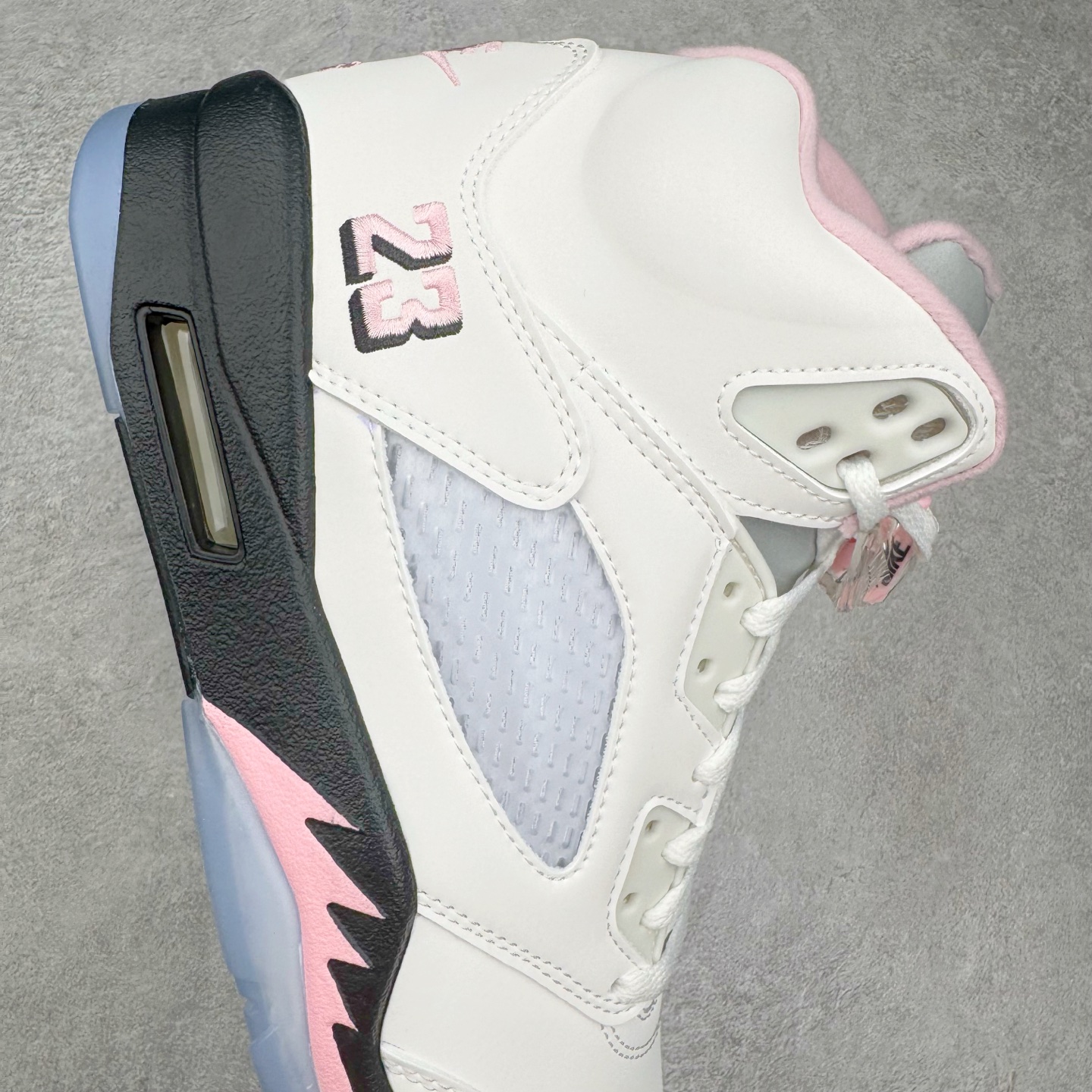 图片[6]-＃PK纯原 Air Jordan AJ5 OG 35周年 3M反光白粉黑 HQ7978-102 SZ原厂全套原楦原纸板磨具开发 原厂皮料加持 原厂港宝加持定型后跟R度完美 同源原厂电绣 飞人针数密度立体效果一致 原厂拉帮手法 原厂配置纸衬高频鞋盒 原厂指令配双鞋带 原厂TPU网格鞋带扣 超高鞋面清洁度 最高QC检验标准 控制溢胶瑕疵 到手可放心比对发售原鞋 上脚百分百充正驾驭 尺码：40 40.5 41 42 42.5 43 44 44.5 45 46 47.5-选品中心