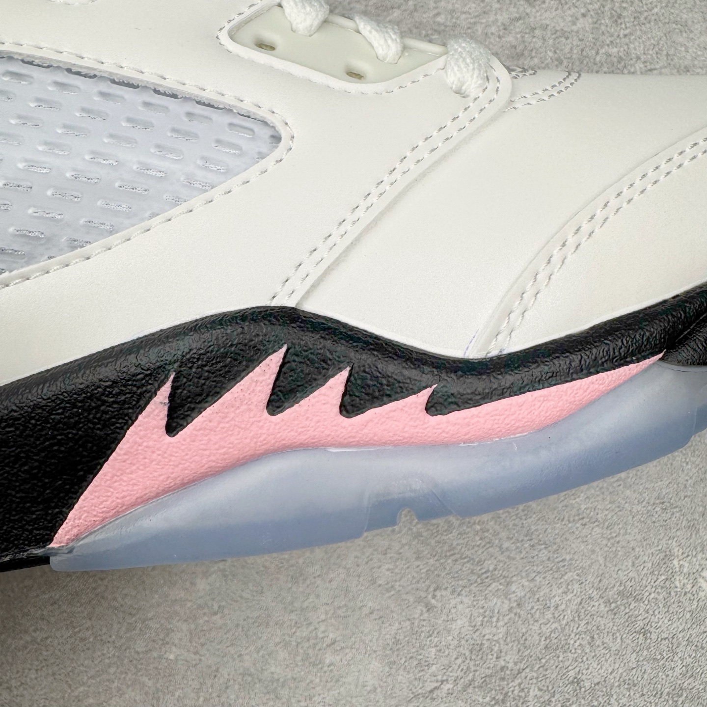 图片[19]-＃PK纯原 Air Jordan AJ5 OG 35周年 3M反光白粉黑 HQ7978-102 SZ原厂全套原楦原纸板磨具开发 原厂皮料加持 原厂港宝加持定型后跟R度完美 同源原厂电绣 飞人针数密度立体效果一致 原厂拉帮手法 原厂配置纸衬高频鞋盒 原厂指令配双鞋带 原厂TPU网格鞋带扣 超高鞋面清洁度 最高QC检验标准 控制溢胶瑕疵 到手可放心比对发售原鞋 上脚百分百充正驾驭 尺码：40 40.5 41 42 42.5 43 44 44.5 45 46 47.5-选品中心