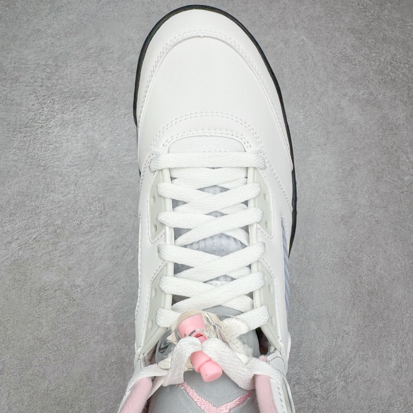 图片[4]-＃PK纯原 Air Jordan AJ5 OG 35周年 3M反光白粉黑 HQ7978-102 SZ原厂全套原楦原纸板磨具开发 原厂皮料加持 原厂港宝加持定型后跟R度完美 同源原厂电绣 飞人针数密度立体效果一致 原厂拉帮手法 原厂配置纸衬高频鞋盒 原厂指令配双鞋带 原厂TPU网格鞋带扣 超高鞋面清洁度 最高QC检验标准 控制溢胶瑕疵 到手可放心比对发售原鞋 上脚百分百充正驾驭 尺码：40 40.5 41 42 42.5 43 44 44.5 45 46 47.5-选品中心