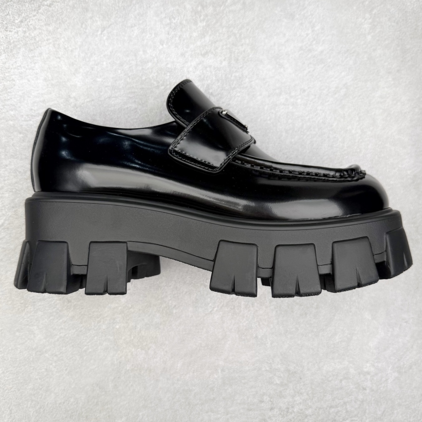 ＃GD广顶 PRADA Monolith 普拉达皮革休闲平底乐福鞋 春夏最好的穿的乐福鞋 没有之一鞋型秀气大方 三角标加持 高级感拉满 无论日常通勤还是小场合都能穿出气场意大利著名的奢侈品品牌 普拉达这款牛皮面演绎prada式的黑暗优雅风情 鞋头很是秀气 鞋楦的复古与时尚平衡的非常好 没有平时别的款式的呆板整体是休闲时尚风 风格简约大方 舒适轻便 小牛皮鞋面超级软触感亲肤而光滑 很显质感也很好打理 设计摆脱路人感 打破沉闷单调 真的超级清秀百搭 而且这款增高效果一绝 特别有英伦风但又不是太过于复古的也很符合都市年轻人的审美 尺码：35 36 37 38 39 40 41-选品中心