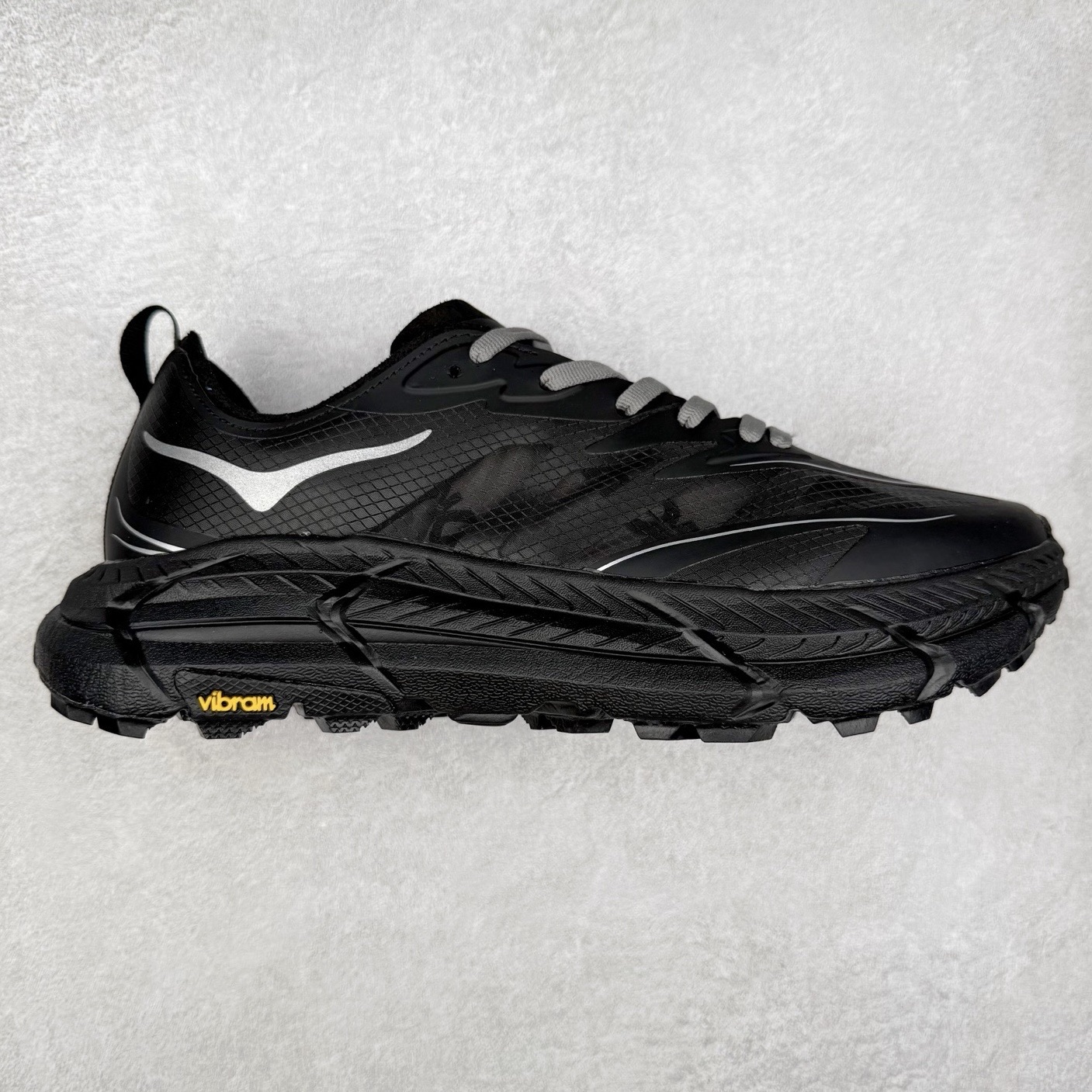 Satisfy x HOKA ONE ONE 百搭简约防滑耐磨低帮跑步鞋 联名配色 球鞋继承了HOKA的经典越野鞋型MAFATE SPEED 4的设计，更在此基础上进行了创新和提升，使得它既适合户外越野跑，又充满了时尚潮流的元素。它的半透明鞋面设计，不仅让鞋身看起来更加轻便，而且提供了良好的透气性。而保护性的防撕裂尼龙面料，则确保了在复杂地形中的耐用性。这样的设计，让人在享受奔跑的同时，也能感受到鞋底带来的舒适。双层ProFly™中底的使用，是这款鞋的另一个亮点。这种中底材质，提供了卓越的缓震性能，无论是在崎岖的山路上，还是在平坦的道路上，都能给跑者带来稳定的支撑。而VIBRAM MEGAGRIP®及LITEBASE®大底的搭载，更是让这款鞋在保持高抓地力的同时，减轻了鞋底的重量，使得每一步跑动都轻盈如飞。尺码：36 36.5 37.5 38 38.5 39 40 40.5 41 42 42.5 43 44 44.5 45 46-选品中心