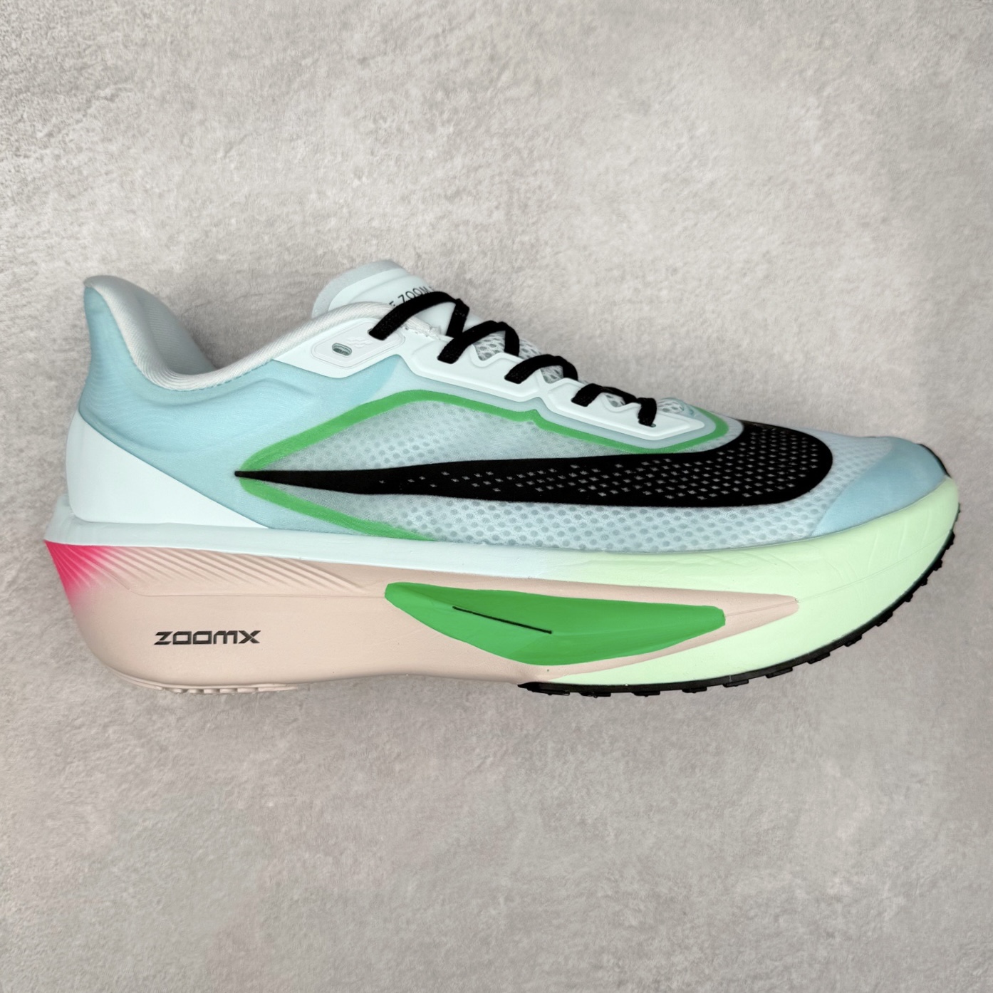 NK ZoomX Invincible Run Flyknit 6 轻量跑鞋 飞织低帮休闲运动慢跑鞋 FN8454-402 此鞋专为短跑运动员而生 是为 5 至 10 公里距离的赛事和训练打造 整体设计采用流线型的轻质工程网眼材质构成鞋面 并与其他 Running 旗舰鞋款同样搭载全脚掌 ZoomX 缓冲中底 搭配 Pebax 物料与橡胶外底 ZoomX StreakFly 首发配色以Prototype呈现 其灵感是来自开发期间的磨损测试 透过编号的标记与内侧的预期跑步距离突出研发过程 尺码：36 36.5 37.5 38 38.5 39 40 40.5 41 42 42.5 43 44 45-选品中心