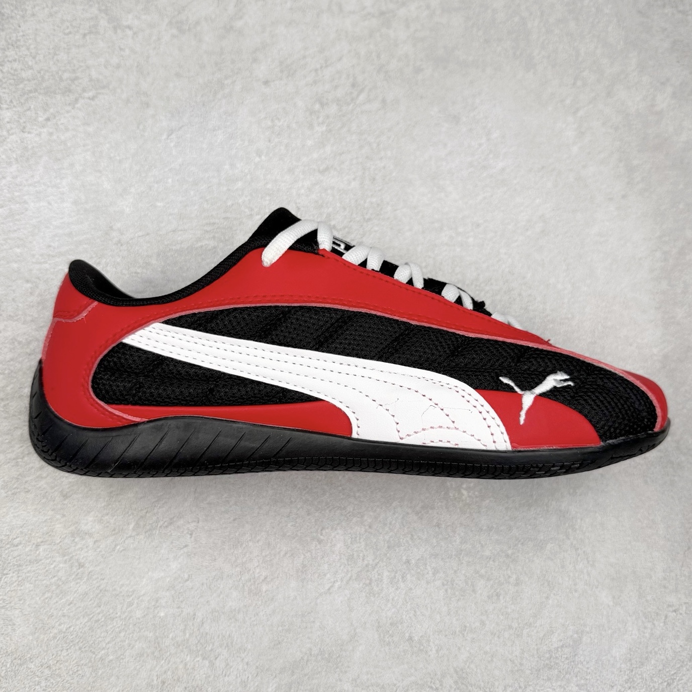 PUMA Speedca Plus 彪马极速赛车系列低帮德训风拼接复古百搭休闲运动赛车鞋 鞋款从80、90年代赛车手所穿的防火赛车鞋为原型，鞋身线条模仿了赛车的流线廓形，体现了空气动力学原理的结构。简约流畅的外观，恰好又和贯穿其中的Formstrip Logo融合恰到好处，视觉上细节丰富且协调。本次Speedcat OG鞋款归来，最大看点自然式保留了窄版鞋型以及薄底构造。这两年各品牌鞋底越做越厚，Speedcat反其道而行之，上脚几乎无鞋底的效果带来耳目一新的视觉体验。鞋面依旧是以质感细腻的麂皮材质打造，并且大面积近乎全包裹的使用，复古味道也愈发浓烈。配色上更是将最原始的黑色和红色带回，向F1赛车队的标志性队服致敬。相信让各位一眼种草的更多是出挑的大红色，上脚即可瞬间点亮整体造型，在以球鞋为核心的OOTD中脱颖而出。而另一款黑色则是低调的万金油，彰显新潮个性的同时又不喧宾夺主，也是热爱简约系穿搭朋友的首选。 尺码：36 37 37.5 38 38.5 39 40 40.5 41 42 42.5 43 44 44.5 45-选品中心