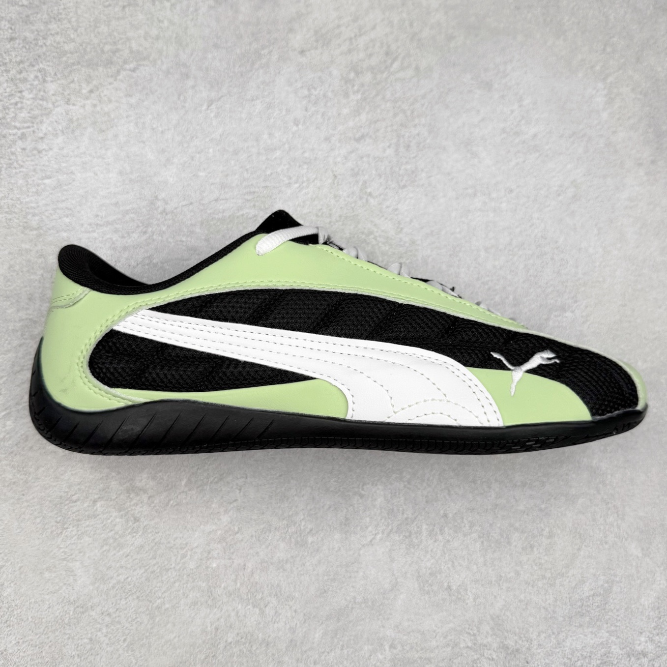 PUMA Speedca Plus 彪马极速赛车系列低帮德训风拼接复古百搭休闲运动赛车鞋 鞋款从80、90年代赛车手所穿的防火赛车鞋为原型，鞋身线条模仿了赛车的流线廓形，体现了空气动力学原理的结构。简约流畅的外观，恰好又和贯穿其中的Formstrip Logo融合恰到好处，视觉上细节丰富且协调。本次Speedcat OG鞋款归来，最大看点自然式保留了窄版鞋型以及薄底构造。这两年各品牌鞋底越做越厚，Speedcat反其道而行之，上脚几乎无鞋底的效果带来耳目一新的视觉体验。鞋面依旧是以质感细腻的麂皮材质打造，并且大面积近乎全包裹的使用，复古味道也愈发浓烈。配色上更是将最原始的黑色和红色带回，向F1赛车队的标志性队服致敬。相信让各位一眼种草的更多是出挑的大红色，上脚即可瞬间点亮整体造型，在以球鞋为核心的OOTD中脱颖而出。而另一款黑色则是低调的万金油，彰显新潮个性的同时又不喧宾夺主，也是热爱简约系穿搭朋友的首选。 尺码：36 37 37.5 38 38.5 39 40 40.5 41 42 42.5 43 44 44.5 45-选品中心