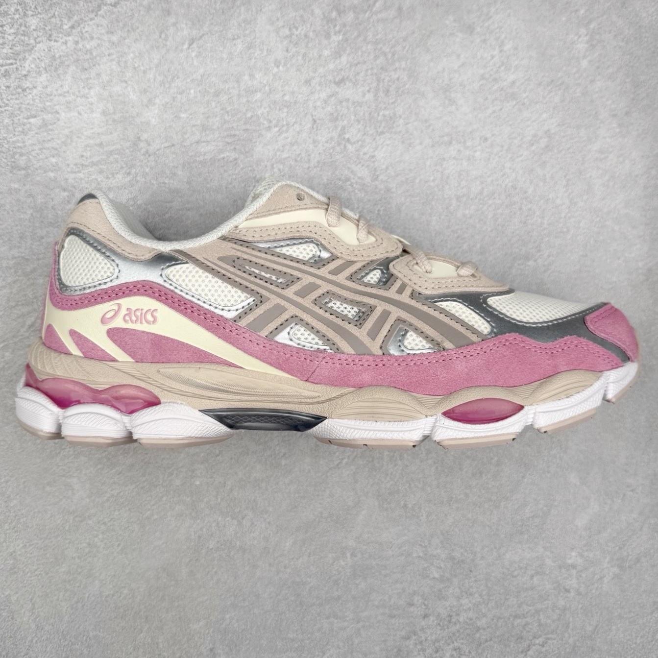 ＃ZC总裁 Asics GEL-NYC 亚瑟士防滑耐磨透气低帮运动休闲鞋 GEL-NYC™ 运动鞋的灵感源自传统和现代高性能跑步风格 其鞋面结构参考了 2000 年代初的 GEL-NIMBUS™ 3 鞋 并将其与 MC-PLUS V 设计中的各种装饰融为一体 该工装通过使用 GEL-CUMULUS® 16 鞋的工装系统来对比鞋面的复古风格 通过轻质泡沫和 GEL® 技术嵌入物的结合 这种中底结构有助于创造先进的脚底舒适度 尺码：36 37 37.5 38 39 40.5 41.5 42 42.5 43.5 44 45 46.5 47-选品中心