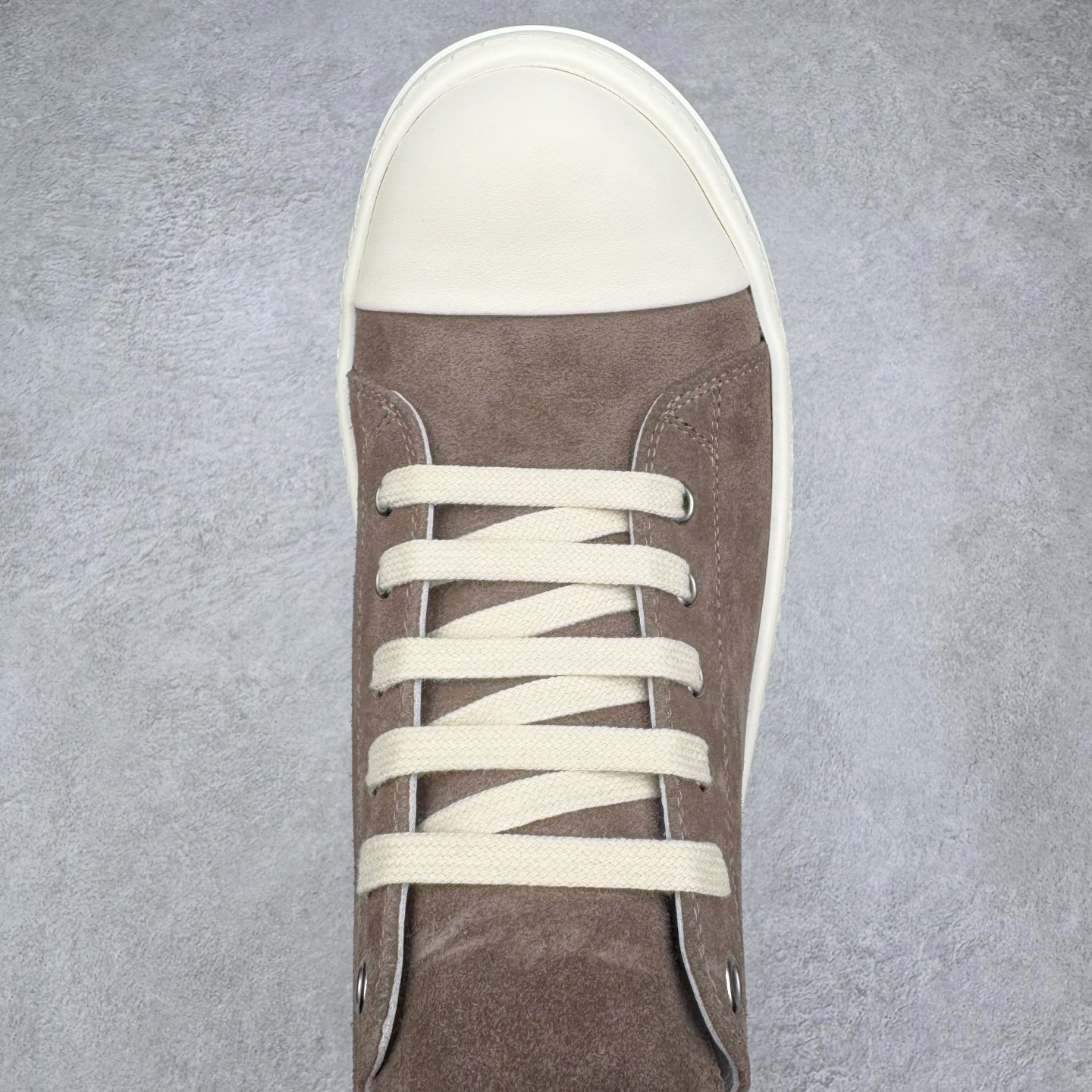 图片[4]-＃DG纯原 Rick Owens Drkshdw 瑞克·欧文斯低帮皮面时尚运动板鞋 棕色 二级市场已经7K以上 平台客户随意卖四位数 RO广东原厂出品 纯原天花板 原版一比一复刻 冲正绝不翻车 还原度达到百分之98以上 原楦开发纸版版型 ZP拆解原版1：1复模裁片纸版 力求做到0错位 这样才能达到和zp一致的鞋型味道 采用进口cnc数控机床开发对版独家tpu奶香大底 区别于市场所有版本 zp同源全头层粒面小牛皮 达到和zp一致手感 原厂进口细纹布 万邦订购原厂高弹粉红色海绵 内里搭配软质细腻羊皮 TPU高密度大底 软硬度透光度高已经测试和原版一致 尺码：36 37 38 39 40 41 42 43 44 45 46-选品中心