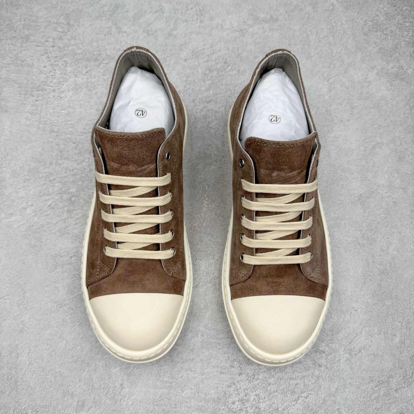 图片[2]-＃DG纯原 Rick Owens Drkshdw 瑞克·欧文斯低帮皮面时尚运动板鞋 棕色 二级市场已经7K以上 平台客户随意卖四位数 RO广东原厂出品 纯原天花板 原版一比一复刻 冲正绝不翻车 还原度达到百分之98以上 原楦开发纸版版型 ZP拆解原版1：1复模裁片纸版 力求做到0错位 这样才能达到和zp一致的鞋型味道 采用进口cnc数控机床开发对版独家tpu奶香大底 区别于市场所有版本 zp同源全头层粒面小牛皮 达到和zp一致手感 原厂进口细纹布 万邦订购原厂高弹粉红色海绵 内里搭配软质细腻羊皮 TPU高密度大底 软硬度透光度高已经测试和原版一致 尺码：36 37 38 39 40 41 42 43 44 45 46-选品中心