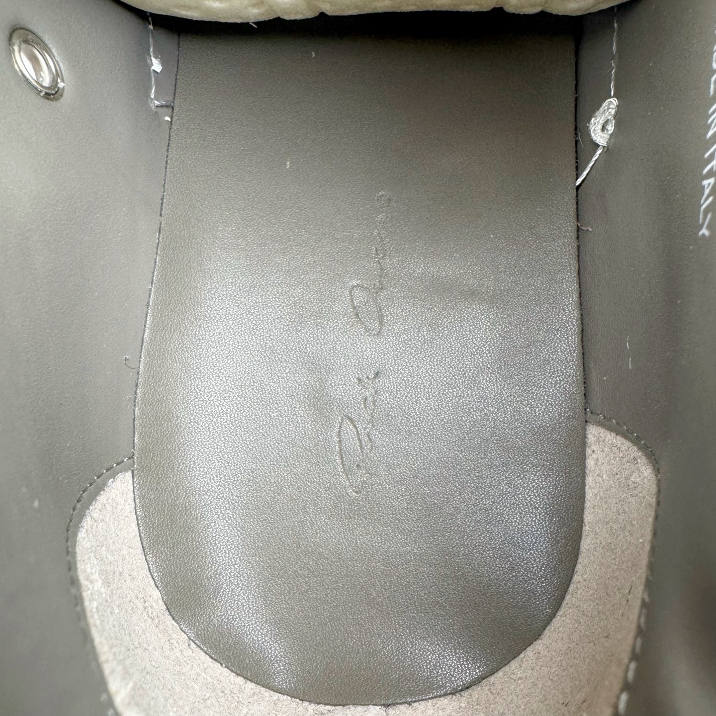 图片[10]-＃DG纯原 Rick Owens Drkshdw 瑞克·欧文斯低帮皮面时尚运动板鞋 棕色 二级市场已经7K以上 平台客户随意卖四位数 RO广东原厂出品 纯原天花板 原版一比一复刻 冲正绝不翻车 还原度达到百分之98以上 原楦开发纸版版型 ZP拆解原版1：1复模裁片纸版 力求做到0错位 这样才能达到和zp一致的鞋型味道 采用进口cnc数控机床开发对版独家tpu奶香大底 区别于市场所有版本 zp同源全头层粒面小牛皮 达到和zp一致手感 原厂进口细纹布 万邦订购原厂高弹粉红色海绵 内里搭配软质细腻羊皮 TPU高密度大底 软硬度透光度高已经测试和原版一致 尺码：36 37 38 39 40 41 42 43 44 45 46-选品中心