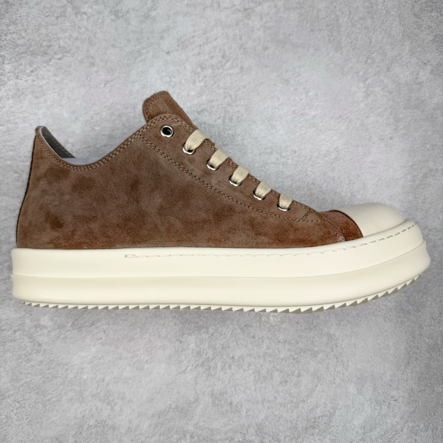 ＃DG纯原 Rick Owens Drkshdw 瑞克·欧文斯低帮皮面时尚运动板鞋 棕色 二级市场已经7K以上 平台客户随意卖四位数 RO广东原厂出品 纯原天花板 原版一比一复刻 冲正绝不翻车 还原度达到百分之98以上 原楦开发纸版版型 ZP拆解原版1：1复模裁片纸版 力求做到0错位 这样才能达到和zp一致的鞋型味道 采用进口cnc数控机床开发对版独家tpu奶香大底 区别于市场所有版本 zp同源全头层粒面小牛皮 达到和zp一致手感 原厂进口细纹布 万邦订购原厂高弹粉红色海绵 内里搭配软质细腻羊皮 TPU高密度大底 软硬度透光度高已经测试和原版一致 尺码：36 37 38 39 40 41 42 43 44 45 46-选品中心