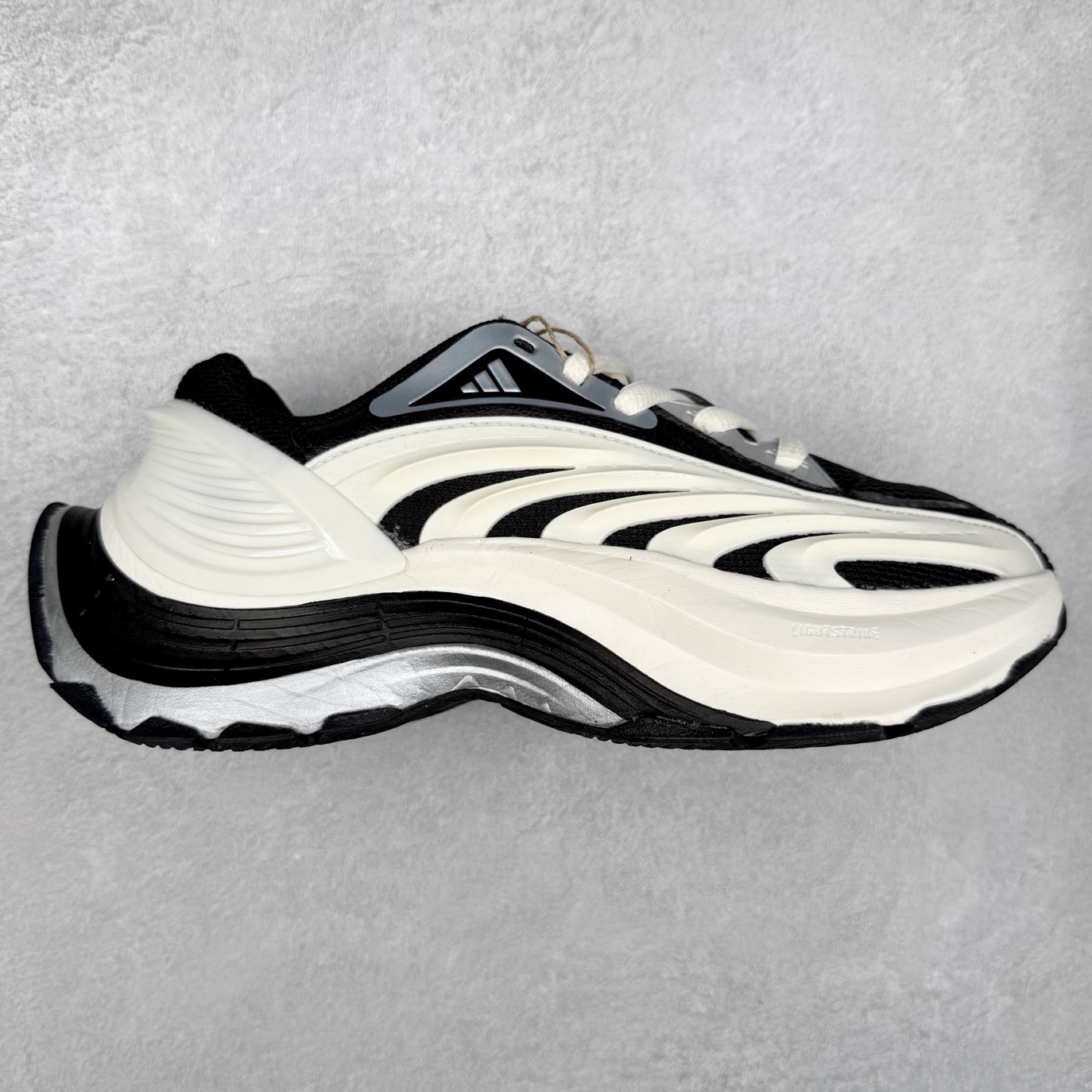 AD XLG MTW系列 舒适百搭防滑耐磨低帮跑步鞋老爹鞋 IH1571 鞋面采用贯穿式银条 完整的线条流畅度带来充分的视觉享受 鞋舌若隐若现的LOGO充满神秘感 夸张的鞋后跟幅度设计 线条感延伸至后跟标志三条杆彰显adidas调性 中底采用LIGHT STRIKE科技 在满足穿搭属性的同时提供舒适的脚感 完整的流线型设计语言 从鞋面贯穿到鞋底以及鞋花纹路 颜值与实力兼具 秀场与日常皆融 未来已来 让我们继续期待 实拍调校N版已经零色差零失真 百分百还原实物色彩所见即所得 不存在货不对板色差等低级问题 选购参考实物拍摄 不混卖不参货 只用心做好货严格选品 承诺混一赔十 尺码：36 36.5 37.5 38 38.5 39 40 40.5 41 42 42.5 43 44 44.5 45-选品中心