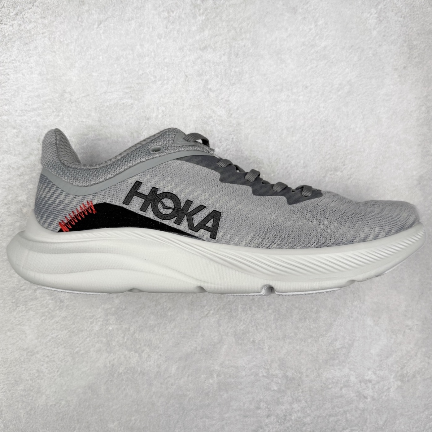 HOKA ONE ONE Solimar 轻便舒适织物耐磨减震低帮长跑跑步鞋 HOKA ONE ONE是来自美国的跑步鞋知名品牌，创立于2009年，始终致力于为所有跑者提供更新、更好的跑步装备。相比常规跑鞋，HOKA ONE ONE特别研发使用性能独特的几何形跑鞋中底，此种鞋底更厚、更高、回弹性也更好，除了卓越的缓冲性能，它还能內各种阶段的跑者带来更具动感、更加稳定的跑步体验。HOKAONE ONE从设计之初就清楚意识到，要保证跑者步幅的均匀一致，双脚自然而然的运动至关重要。尺码：36 36.5 37.5 38 38.5 39 40 40.5 41 42 42.5 43 44 44.5 45-选品中心