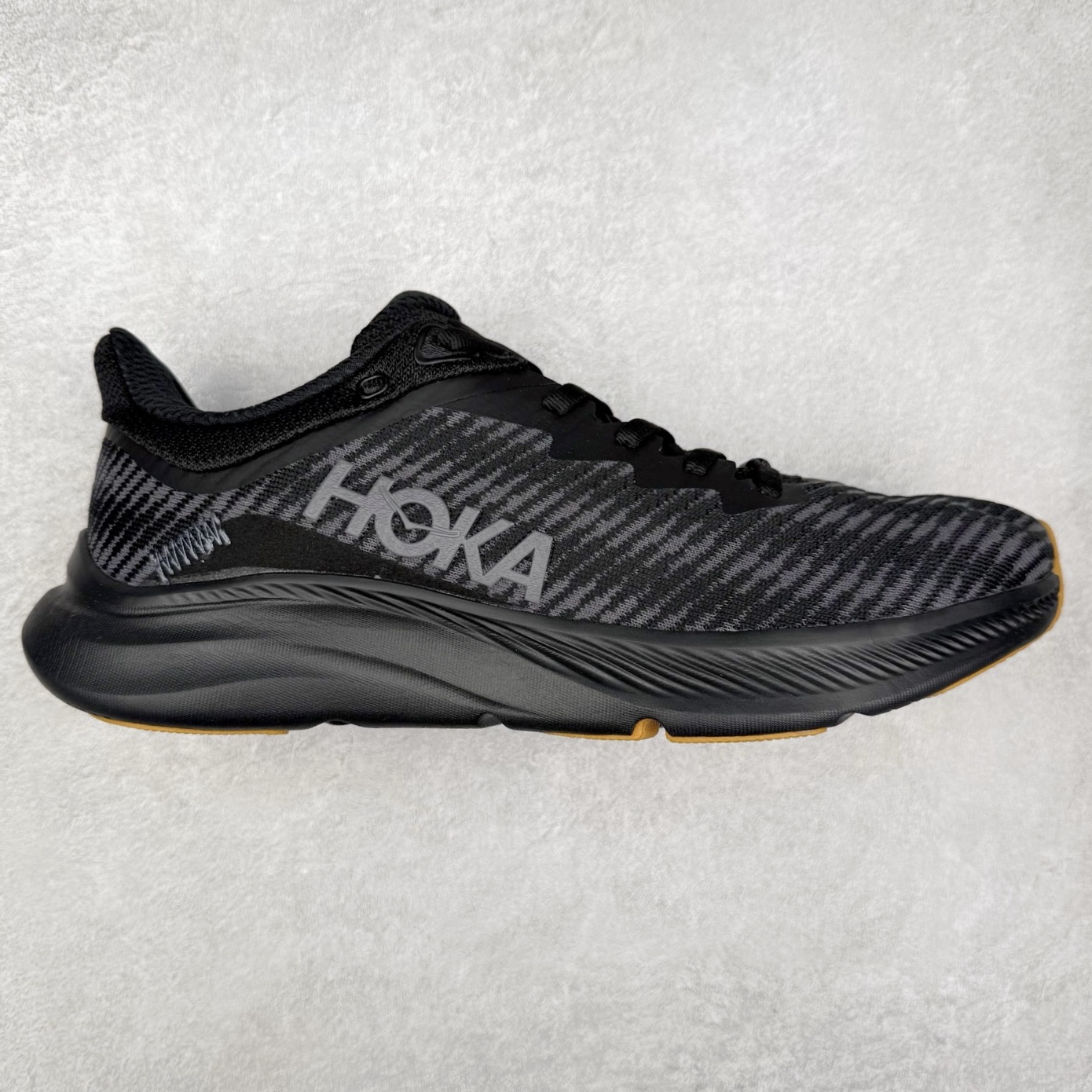 HOKA ONE ONE Solimar 轻便舒适织物耐磨减震低帮长跑跑步鞋 HOKA ONE ONE是来自美国的跑步鞋知名品牌，创立于2009年，始终致力于为所有跑者提供更新、更好的跑步装备。相比常规跑鞋，HOKA ONE ONE特别研发使用性能独特的几何形跑鞋中底，此种鞋底更厚、更高、回弹性也更好，除了卓越的缓冲性能，它还能內各种阶段的跑者带来更具动感、更加稳定的跑步体验。HOKAONE ONE从设计之初就清楚意识到，要保证跑者步幅的均匀一致，双脚自然而然的运动至关重要。尺码：36 36.5 37.5 38 38.5 39 40 40.5 41 42 42.5 43 44 44.5 45-选品中心