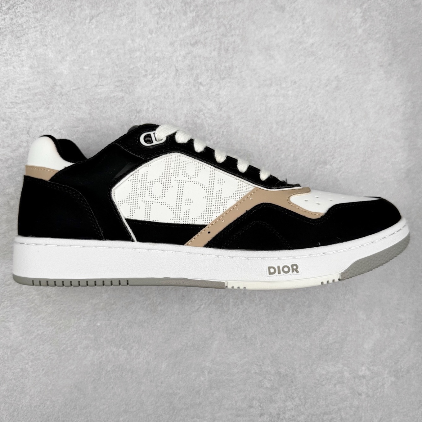 DIOR 迪奥 B27低帮 经典奢侈品休闲运动板鞋 东莞大厂生产 品质货真价实 代购级别 市面顶级版本 Oblique印花电秀 长时售卖 退换率超低这款B27运动鞋是DIOR的经典单品 和迪奥光滑牛皮革精心制作，侧面饰以米色和黑色提花Oblique印花镶边（激光冲孔）搭配CD lcon孔眼，双色橡胶鞋底，鞋舌和后跟处均饰以标志性细节，更显精致，时尚百搭，可为各种造型增光添彩 蓝色 奶油白色和迪奥灰光滑牛皮革 米色和黑色提花面料oblique印花 鞋底和鞋眼饰以DIOR标志 系带开合搭配CD·lcon孔眼网眼织物里料 双色橡胶外底 侧面缝线拼接结构 含防尘袋和一对鞋带 全套意大利正品包装 尺码 35 36 37 38 39 40 41 42 43 44 45 46-选品中心