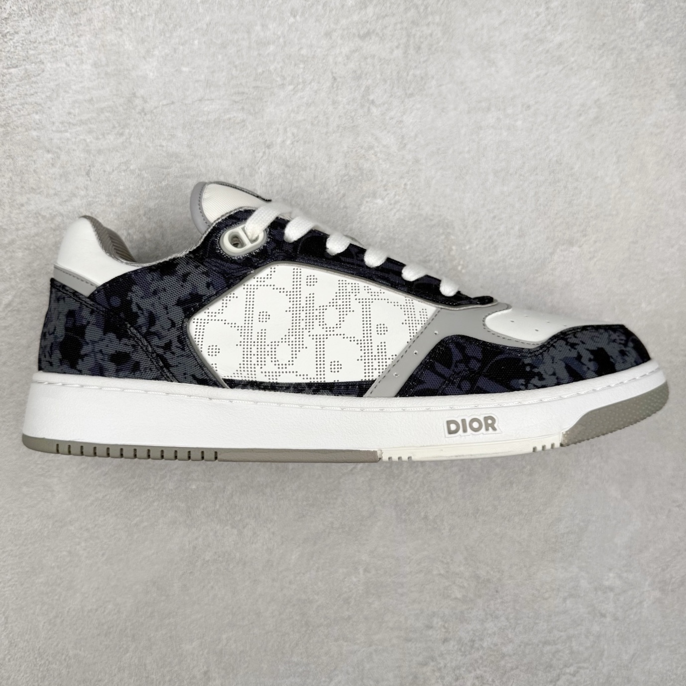 DIOR 迪奥 B27低帮 经典奢侈品休闲运动板鞋 东莞大厂生产 品质货真价实 代购级别 市面顶级版本 Oblique印花电秀 长时售卖 退换率超低这款B27运动鞋是DIOR的经典单品 和迪奥光滑牛皮革精心制作，侧面饰以米色和黑色提花Oblique印花镶边（激光冲孔）搭配CD lcon孔眼，双色橡胶鞋底，鞋舌和后跟处均饰以标志性细节，更显精致，时尚百搭，可为各种造型增光添彩 蓝色 奶油白色和迪奥灰光滑牛皮革 米色和黑色提花面料oblique印花 鞋底和鞋眼饰以DIOR标志 系带开合搭配CD·lcon孔眼网眼织物里料 双色橡胶外底 侧面缝线拼接结构 含防尘袋和一对鞋带 全套意大利正品包装 尺码 35 36 37 38 39 40 41 42 43 44 45 46-选品中心