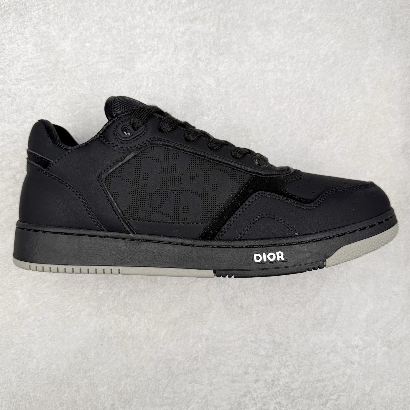 DIOR 迪奥 B27低帮 经典奢侈品休闲运动板鞋 东莞大厂生产 品质货真价实 代购级别 市面顶级版本 Oblique印花电秀 长时售卖 退换率超低这款B27运动鞋是DIOR的经典单品 和迪奥光滑牛皮革精心制作，侧面饰以米色和黑色提花Oblique印花镶边（激光冲孔）搭配CD lcon孔眼，双色橡胶鞋底，鞋舌和后跟处均饰以标志性细节，更显精致，时尚百搭，可为各种造型增光添彩 蓝色 奶油白色和迪奥灰光滑牛皮革 米色和黑色提花面料oblique印花 鞋底和鞋眼饰以DIOR标志 系带开合搭配CD·lcon孔眼网眼织物里料 双色橡胶外底 侧面缝线拼接结构 含防尘袋和一对鞋带 全套意大利正品包装 尺码 35 36 37 38 39 40 41 42 43 44 45 46-选品中心