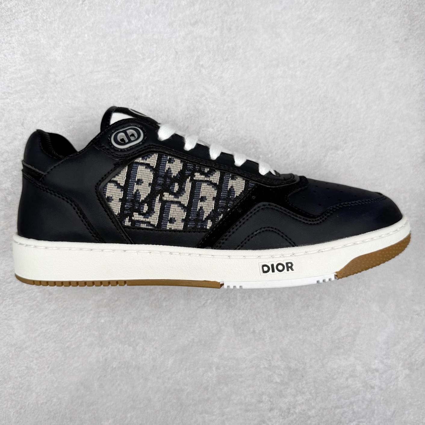 DIOR 迪奥 B27低帮 经典奢侈品休闲运动板鞋 东莞大厂生产 品质货真价实 代购级别 市面顶级版本 Oblique印花电秀 长时售卖 退换率超低这款B27运动鞋是DIOR的经典单品 和迪奥光滑牛皮革精心制作，侧面饰以米色和黑色提花Oblique印花镶边（激光冲孔）搭配CD lcon孔眼，双色橡胶鞋底，鞋舌和后跟处均饰以标志性细节，更显精致，时尚百搭，可为各种造型增光添彩 蓝色 奶油白色和迪奥灰光滑牛皮革 米色和黑色提花面料oblique印花 鞋底和鞋眼饰以DIOR标志 系带开合搭配CD·lcon孔眼网眼织物里料 双色橡胶外底 侧面缝线拼接结构 含防尘袋和一对鞋带 全套意大利正品包装 尺码 35 36 37 38 39 40 41 42 43 44 45 46-选品中心