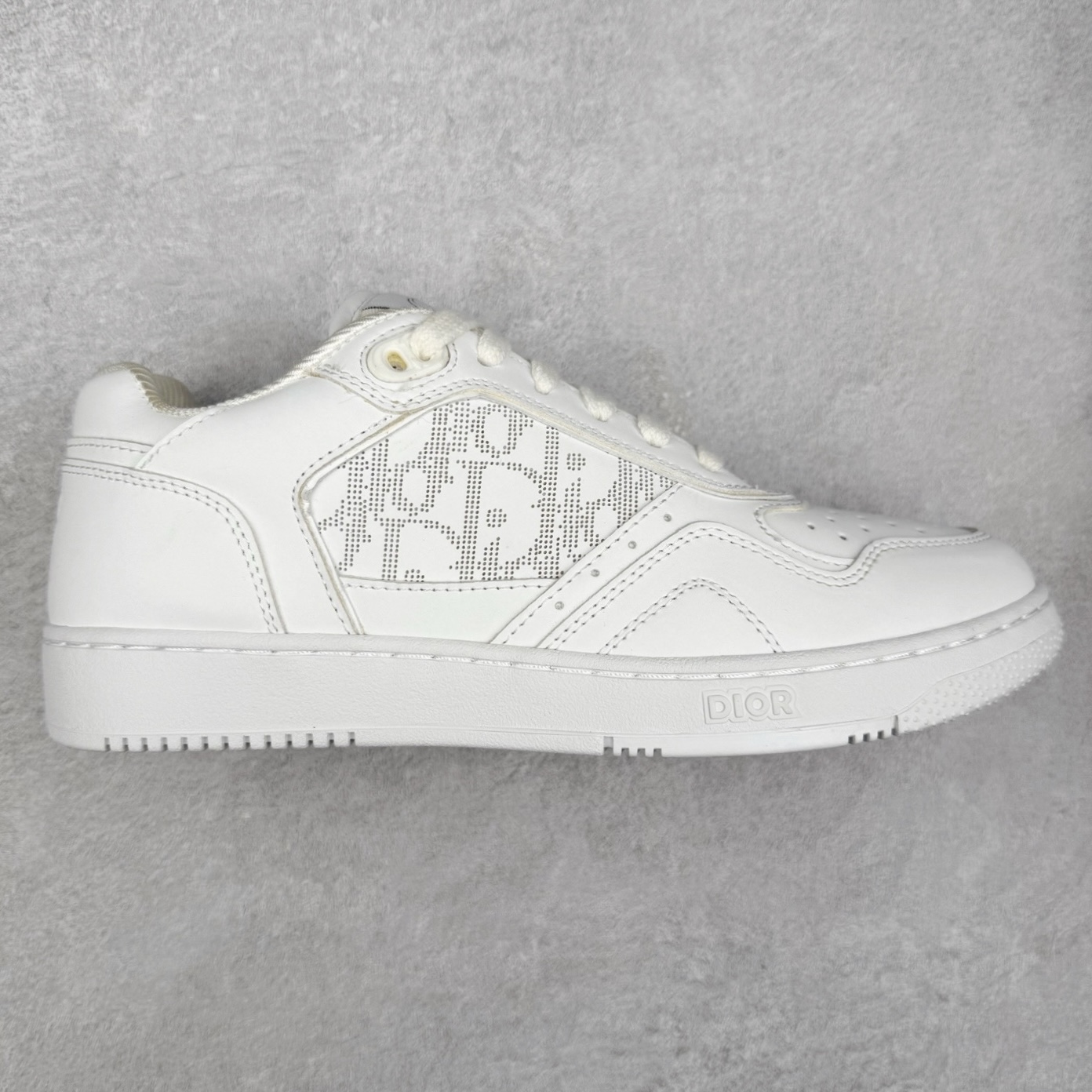 DIOR 迪奥 B27低帮 经典奢侈品休闲运动板鞋 东莞大厂生产 品质货真价实 代购级别 市面顶级版本 Oblique印花电秀 长时售卖 退换率超低这款B27运动鞋是DIOR的经典单品 和迪奥光滑牛皮革精心制作，侧面饰以米色和黑色提花Oblique印花镶边（激光冲孔）搭配CD lcon孔眼，双色橡胶鞋底，鞋舌和后跟处均饰以标志性细节，更显精致，时尚百搭，可为各种造型增光添彩 蓝色 奶油白色和迪奥灰光滑牛皮革 米色和黑色提花面料oblique印花 鞋底和鞋眼饰以DIOR标志 系带开合搭配CD·lcon孔眼网眼织物里料 双色橡胶外底 侧面缝线拼接结构 含防尘袋和一对鞋带 全套意大利正品包装 尺码 35 36 37 38 39 40 41 42 43 44 45 46-选品中心