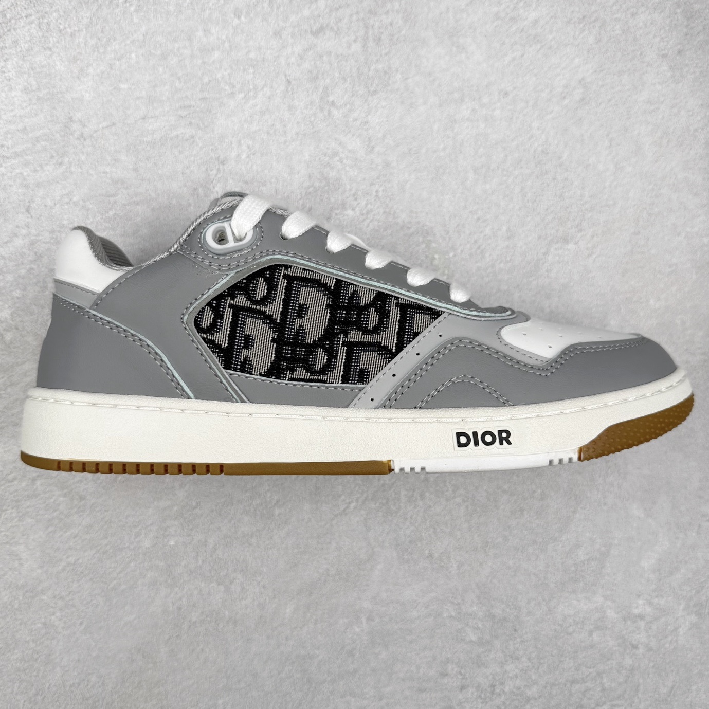 DIOR 迪奥 B27低帮 经典奢侈品休闲运动板鞋 东莞大厂生产 品质货真价实 代购级别 市面顶级版本 Oblique印花电秀 长时售卖 退换率超低这款B27运动鞋是DIOR的经典单品 和迪奥光滑牛皮革精心制作，侧面饰以米色和黑色提花Oblique印花镶边（激光冲孔）搭配CD lcon孔眼，双色橡胶鞋底，鞋舌和后跟处均饰以标志性细节，更显精致，时尚百搭，可为各种造型增光添彩 蓝色 奶油白色和迪奥灰光滑牛皮革 米色和黑色提花面料oblique印花 鞋底和鞋眼饰以DIOR标志 系带开合搭配CD·lcon孔眼网眼织物里料 双色橡胶外底 侧面缝线拼接结构 含防尘袋和一对鞋带 全套意大利正品包装 尺码 35 36 37 38 39 40 41 42 43 44 45 46-选品中心