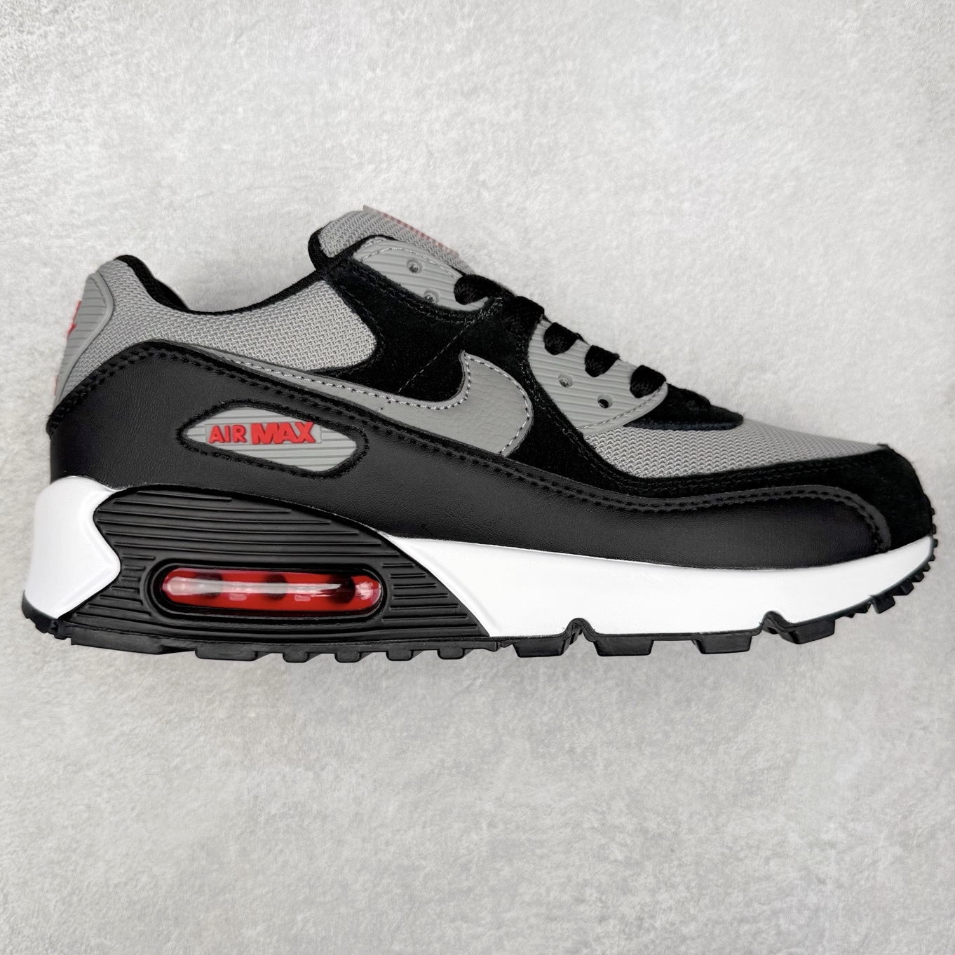 ＃MX版 NK Air MAX 90 气垫复古减震跑步鞋 FD0664-001 经典重温 独家陆续补货 外单专供大厂出品 品质稳定 一百余色 终端操作 Air Max 90于1990年推出 来自Air Max系列 在Air Max 1的基础上改进而得 增加了气垫面积 外型上也更为流线 最特別的就是加入了菱纹塑胶嵌板 为Air Max 90增添了许多潮流气息 皮革鞋面 造就出色耐穿性和支撑力 Max Air缓震配置搭配泡棉中底 令Air Max 90轻盈而舒适 华夫格橡胶外底 铸就Air Max 90非凡的抓地力 而Air Max 90不仅是一双跑鞋 它成功跨越了时间的演进 成为了球鞋文化与潮流圈中最熟为人知的鞋款之一 尺码：36 36.5 37.5 38 38.5 39 40 40.5 41 42 42.5 43 44 44.5 45-选品中心