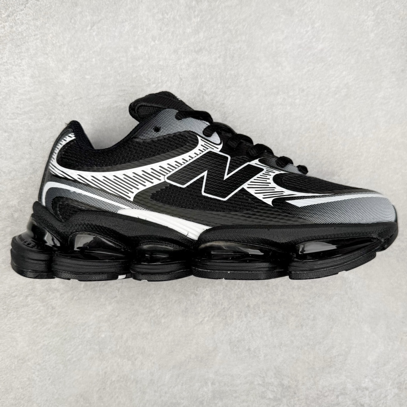 New Balance NB2000 舒适百搭防滑耐磨低帮 休闲跑步鞋 New Balance 在近两年的球鞋市场屡出奇招，在经典鞋型保持进一步增长的同时，推出的每一款新鞋型也都有傲人的战绩。在 327、9060 等鞋型获得成功之后，今天 New Balance 家族又迎来了新鲜血液的注入。这双 New Balance 2000 依然是融合了新旧元素的跑鞋造型，命名为 2000，或许是它的设计理念有着 Y2K 的血统。最大的亮点，在于这双鞋的中底。外侧以五个 ABZORB 单元，带来极具辨识度和冲击力的视觉效果，让这双鞋在外观和脚感方面都颇具吸引力。尺码：36 37 37.5 38 38.5 39 40 40.5 41 42 42.5 43 44 45 46-选品中心