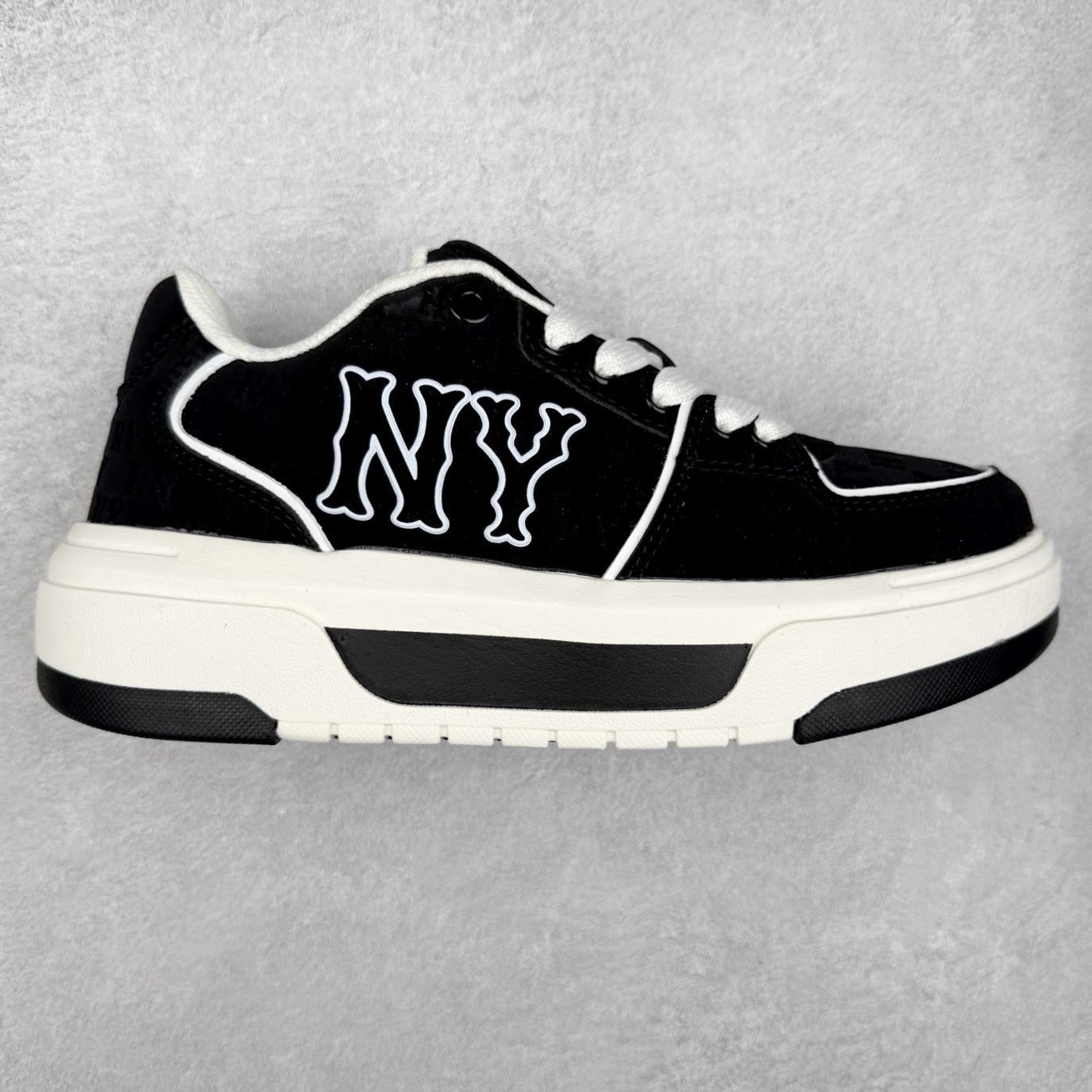 MLB Chunky Liner Basic 复古印花学长鞋系列低帮轻量增高厚底百搭休闲运动慢跑鞋板鞋 Korea韩国联名NY美国榄球纽约洋基队限定 韩国代购专供 全套原楦原纸板原厂数据开发 正确中底拉帮中底网布细节 平台代购专供 左脚内置芯片 韩国代购吊牌标贴 独家一比一RB+MD组合大底 高频后跟小人Logo精准对位立体饱满 正确网布加超迁鞋面 转印中底走线紧密 转印Logo工艺表层防刮不掉色 尺码：35 36 36.5 37.5 38 38.5 39 40 40.5 41 42 42.5 43 44 45-选品中心