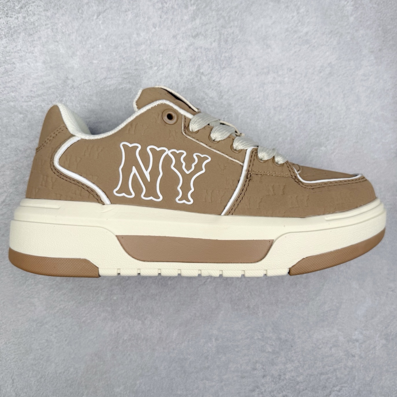 MLB Chunky Liner Basic 复古印花学长鞋系列低帮轻量增高厚底百搭休闲运动慢跑鞋板鞋 Korea韩国联名NY美国榄球纽约洋基队限定 韩国代购专供 全套原楦原纸板原厂数据开发 正确中底拉帮中底网布细节 平台代购专供 左脚内置芯片 韩国代购吊牌标贴 独家一比一RB+MD组合大底 高频后跟小人Logo精准对位立体饱满 正确网布加超迁鞋面 转印中底走线紧密 转印Logo工艺表层防刮不掉色 尺码：35 36 36.5 37.5 38 38.5 39 40 40.5 41 42 42.5 43 44 45-选品中心