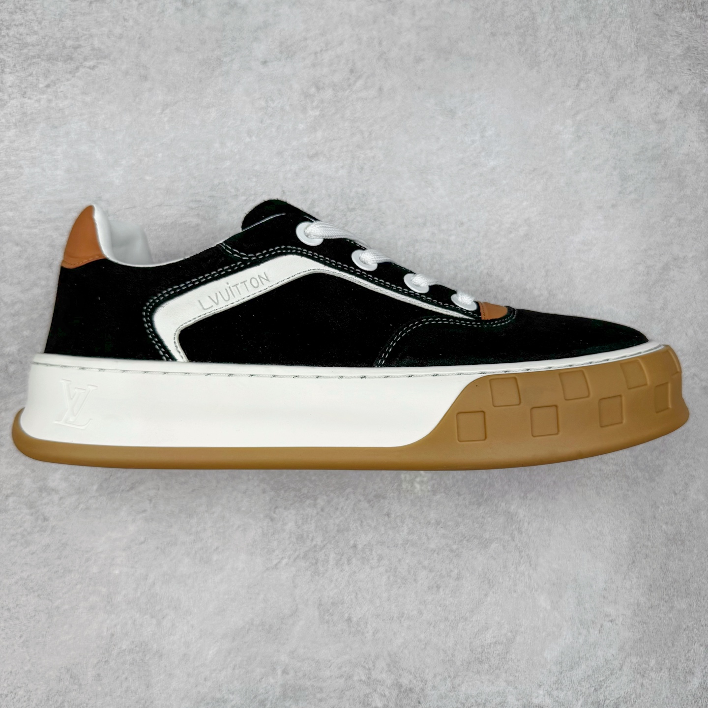 LOUIS VUITTON lv skate sneaker 2025 秋冬男士系列 Classic 牛皮革 圆头系带低帮 生活休闲鞋 原版开发 市面唯一正确版本 原版购入开发 欢迎对比 运动鞋于 2025 秋冬男士系列初次亮相 以光滑牛皮革塑造考究设计 可轻松融入各式造型 瞩目 LV 字母标注鞋侧 轻盈橡胶外底点缀 Vuitton 标识 材料使用原版定制进口头层牛皮 内里使用原版进口透气网里 原版开模橡胶发泡材质大底 内增高4CM 尺码：39 40 41 42 43 44 45-选品中心