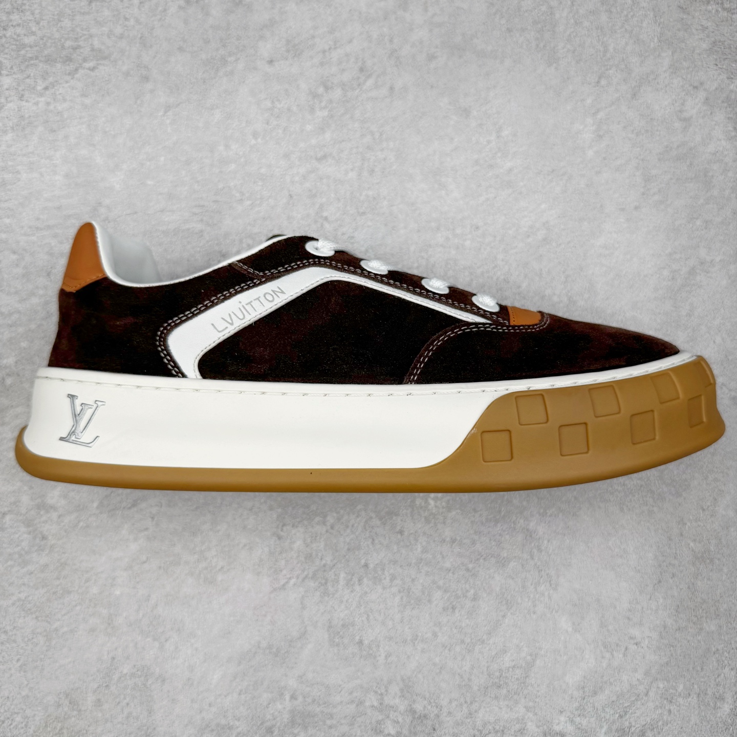 LOUIS VUITTON lv skate sneaker 2025 秋冬男士系列 Classic 牛皮革 圆头系带低帮 生活休闲鞋 原版开发 市面唯一正确版本 原版购入开发 欢迎对比 运动鞋于 2025 秋冬男士系列初次亮相 以光滑牛皮革塑造考究设计 可轻松融入各式造型 瞩目 LV 字母标注鞋侧 轻盈橡胶外底点缀 Vuitton 标识 材料使用原版定制进口头层牛皮 内里使用原版进口透气网里 原版开模橡胶发泡材质大底 内增高4CM 尺码：39 40 41 42 43 44 45-选品中心