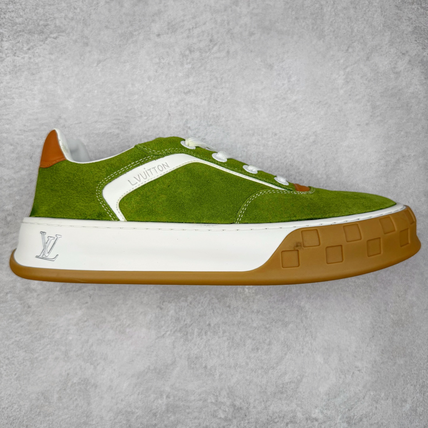 LOUIS VUITTON lv skate sneaker 2025 秋冬男士系列 Classic 牛皮革 圆头系带低帮 生活休闲鞋 原版开发 市面唯一正确版本 原版购入开发 欢迎对比 运动鞋于 2025 秋冬男士系列初次亮相 以光滑牛皮革塑造考究设计 可轻松融入各式造型 瞩目 LV 字母标注鞋侧 轻盈橡胶外底点缀 Vuitton 标识 材料使用原版定制进口头层牛皮 内里使用原版进口透气网里 原版开模橡胶发泡材质大底 内增高4CM 尺码：39 40 41 42 43 44 45-选品中心