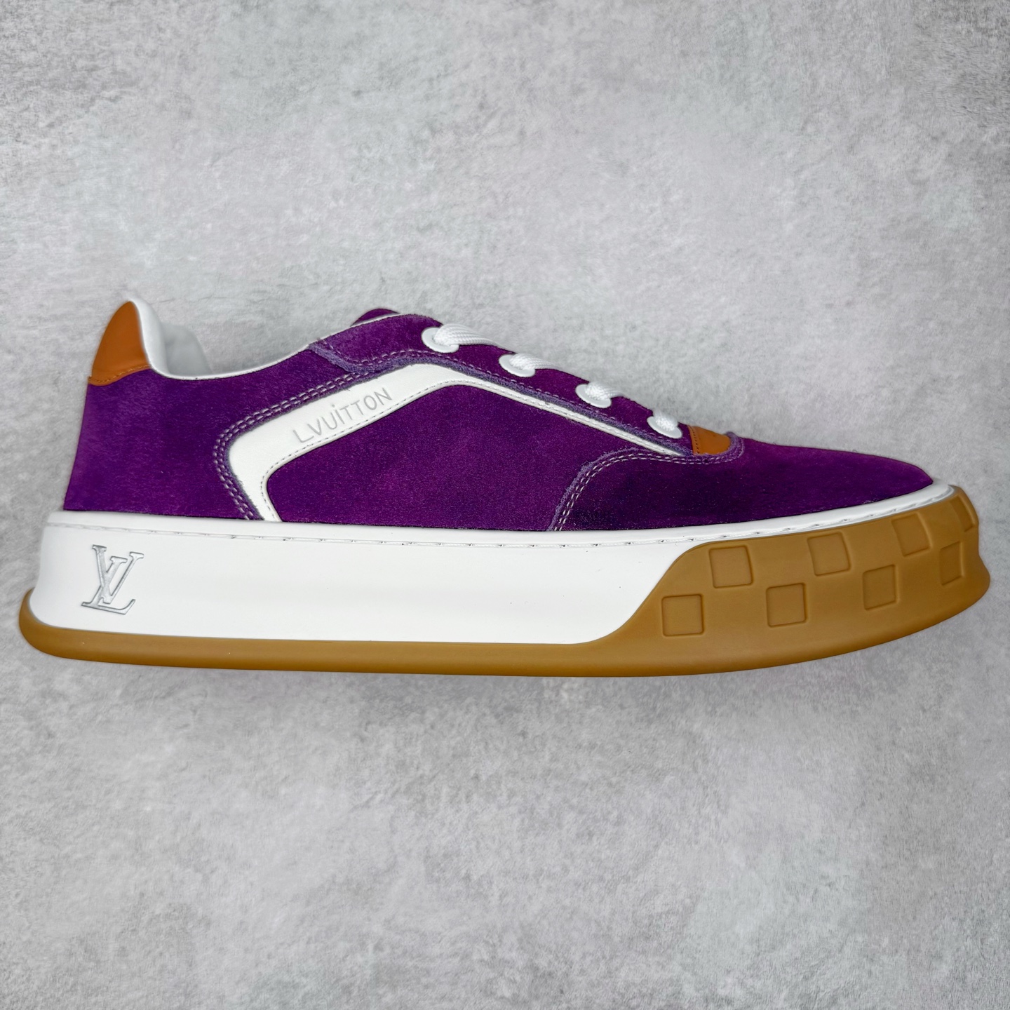 LOUIS VUITTON lv skate sneaker 2025 秋冬男士系列 Classic 牛皮革 圆头系带低帮 生活休闲鞋 原版开发 市面唯一正确版本 原版购入开发 欢迎对比 运动鞋于 2025 秋冬男士系列初次亮相 以光滑牛皮革塑造考究设计 可轻松融入各式造型 瞩目 LV 字母标注鞋侧 轻盈橡胶外底点缀 Vuitton 标识 材料使用原版定制进口头层牛皮 内里使用原版进口透气网里 原版开模橡胶发泡材质大底 内增高4CM 尺码：39 40 41 42 43 44 45-选品中心