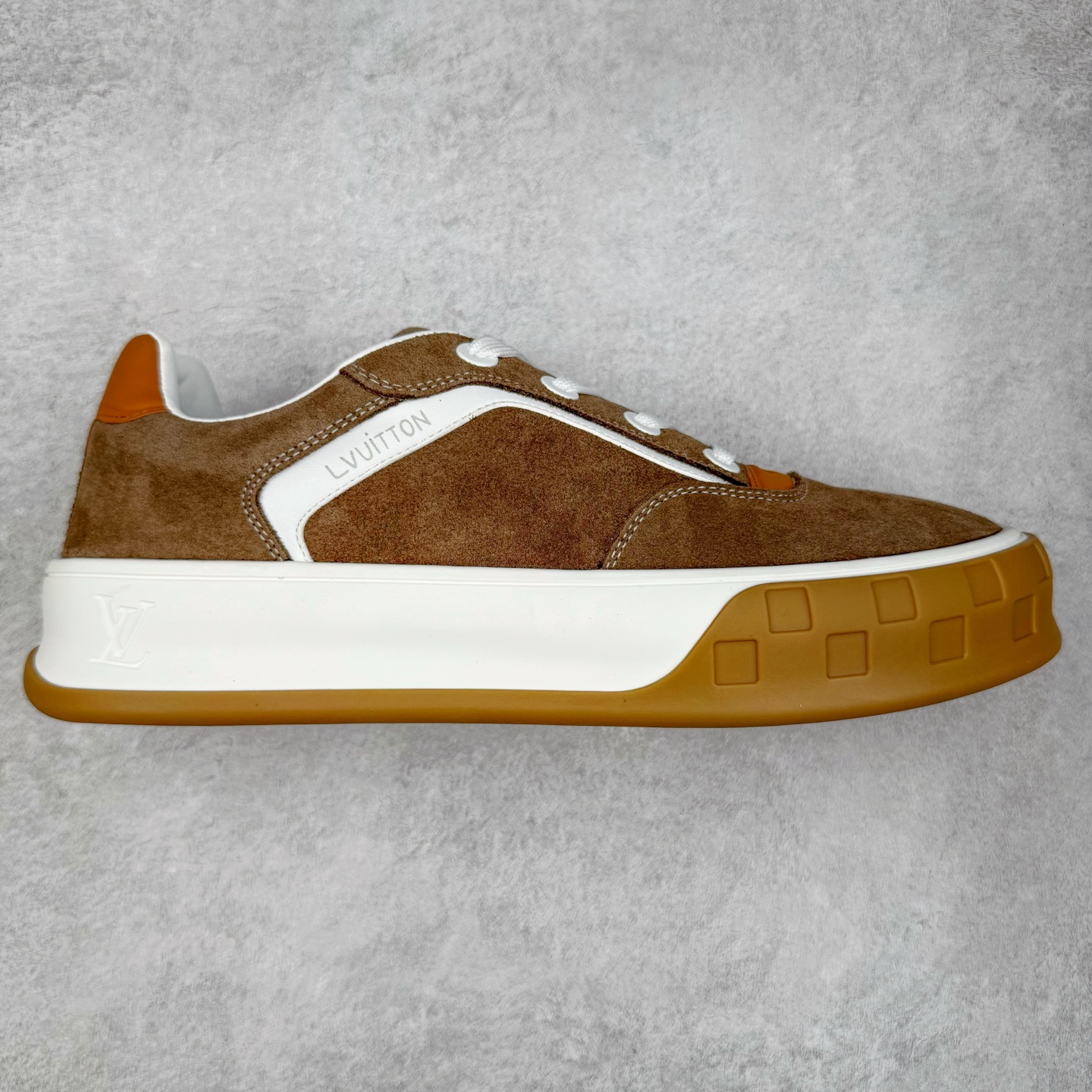 LOUIS VUITTON lv skate sneaker 2025 秋冬男士系列 Classic 牛皮革 圆头系带低帮 生活休闲鞋 原版开发 市面唯一正确版本 原版购入开发 欢迎对比 运动鞋于 2025 秋冬男士系列初次亮相 以光滑牛皮革塑造考究设计 可轻松融入各式造型 瞩目 LV 字母标注鞋侧 轻盈橡胶外底点缀 Vuitton 标识 材料使用原版定制进口头层牛皮 内里使用原版进口透气网里 原版开模橡胶发泡材质大底 内增高4CM 尺码：39 40 41 42 43 44 45-选品中心