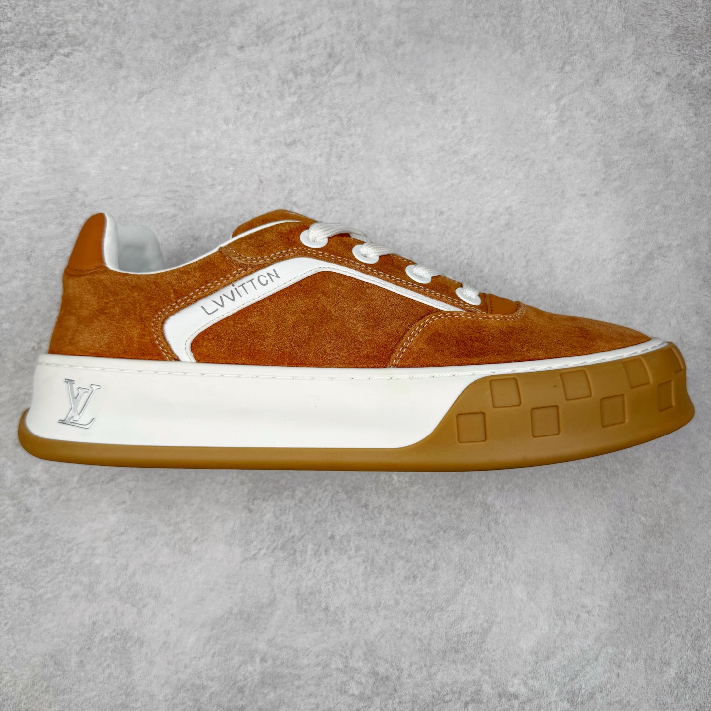 LOUIS VUITTON lv skate sneaker 2025 秋冬男士系列 Classic 牛皮革 圆头系带低帮 生活休闲鞋 原版开发 市面唯一正确版本 原版购入开发 欢迎对比 运动鞋于 2025 秋冬男士系列初次亮相 以光滑牛皮革塑造考究设计 可轻松融入各式造型 瞩目 LV 字母标注鞋侧 轻盈橡胶外底点缀 Vuitton 标识 材料使用原版定制进口头层牛皮 内里使用原版进口透气网里 原版开模橡胶发泡材质大底 内增高4CM 尺码：39 40 41 42 43 44 45-选品中心