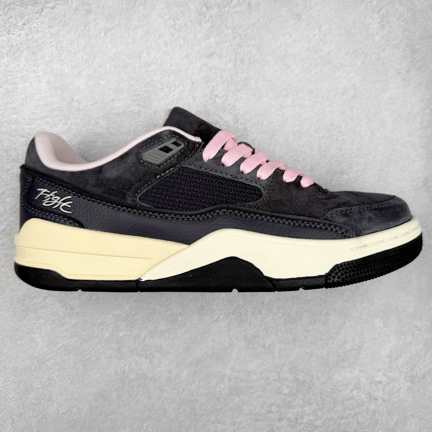 Air Jordan AJ Flight Court 乔丹低帮复古篮球鞋 HF3255-012 设计简约又不失复古韵味鞋内的鞋垫柔软且有弹性 能够很好地缓冲落地时的冲击力鞋面的材质贴合脚部 鞋底的纹路设计合理 抓地力很强 尺码： 36 36.5 37.5 38 38.5 39 40 40.5 41 42 42.5 43 44 45 46 47 47.5-选品中心