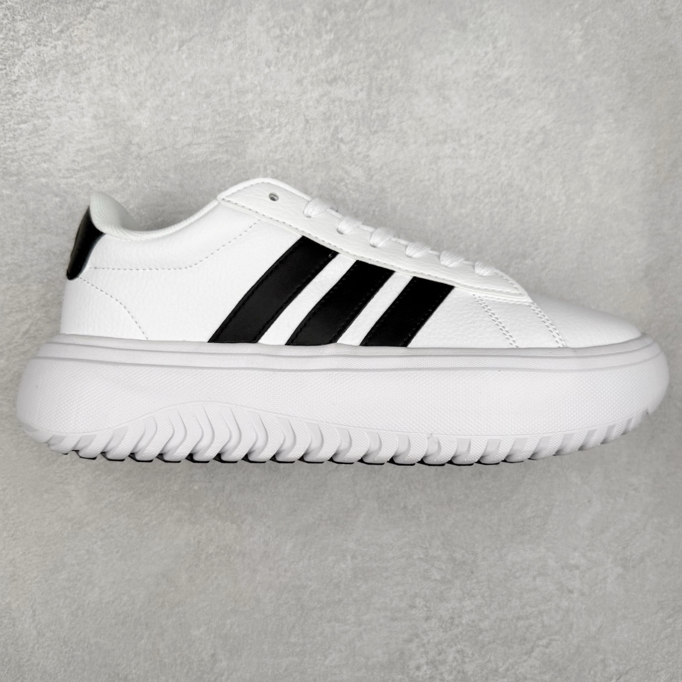 AD GRAND COURT PLATFORM 网球厚底运动小白鞋加厚中底的网球风经典运动鞋 穿上这款adidas经典运动鞋 感受网球运动的激情活力 实拍调校N版已经零色差零失真 百分百还原实物色彩所见即所得 不存在货不对板色差等低级问题 选购参考实物拍摄 不混卖不参货 只用心做好货严格选品 承诺混一赔十 尺码：36 36.5 37.5 38 38.5 39 40 40.5 41 42 42.5 43 44 44.5 45-选品中心