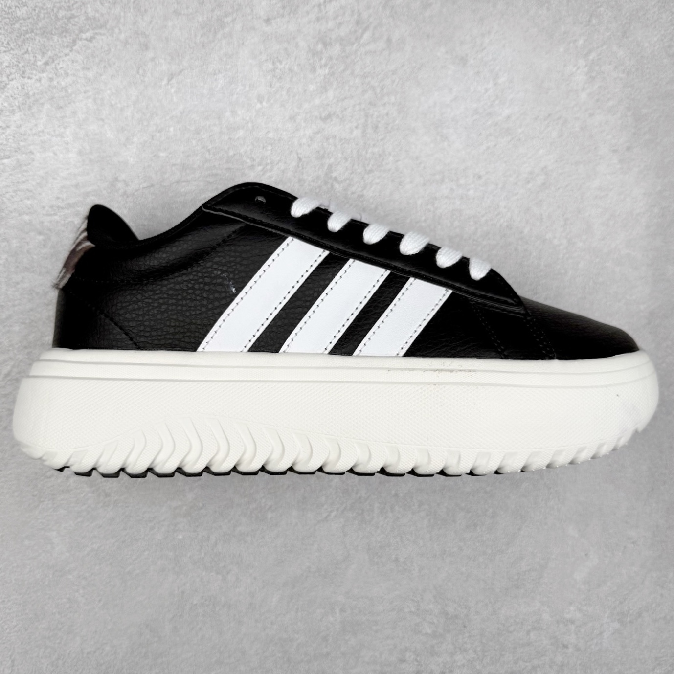 AD GRAND COURT PLATFORM 网球厚底运动小白鞋加厚中底的网球风经典运动鞋 穿上这款adidas经典运动鞋 感受网球运动的激情活力 实拍调校N版已经零色差零失真 百分百还原实物色彩所见即所得 不存在货不对板色差等低级问题 选购参考实物拍摄 不混卖不参货 只用心做好货严格选品 承诺混一赔十 尺码：36 36.5 37.5 38 38.5 39 40 40.5 41 42 42.5 43 44 44.5 45-选品中心