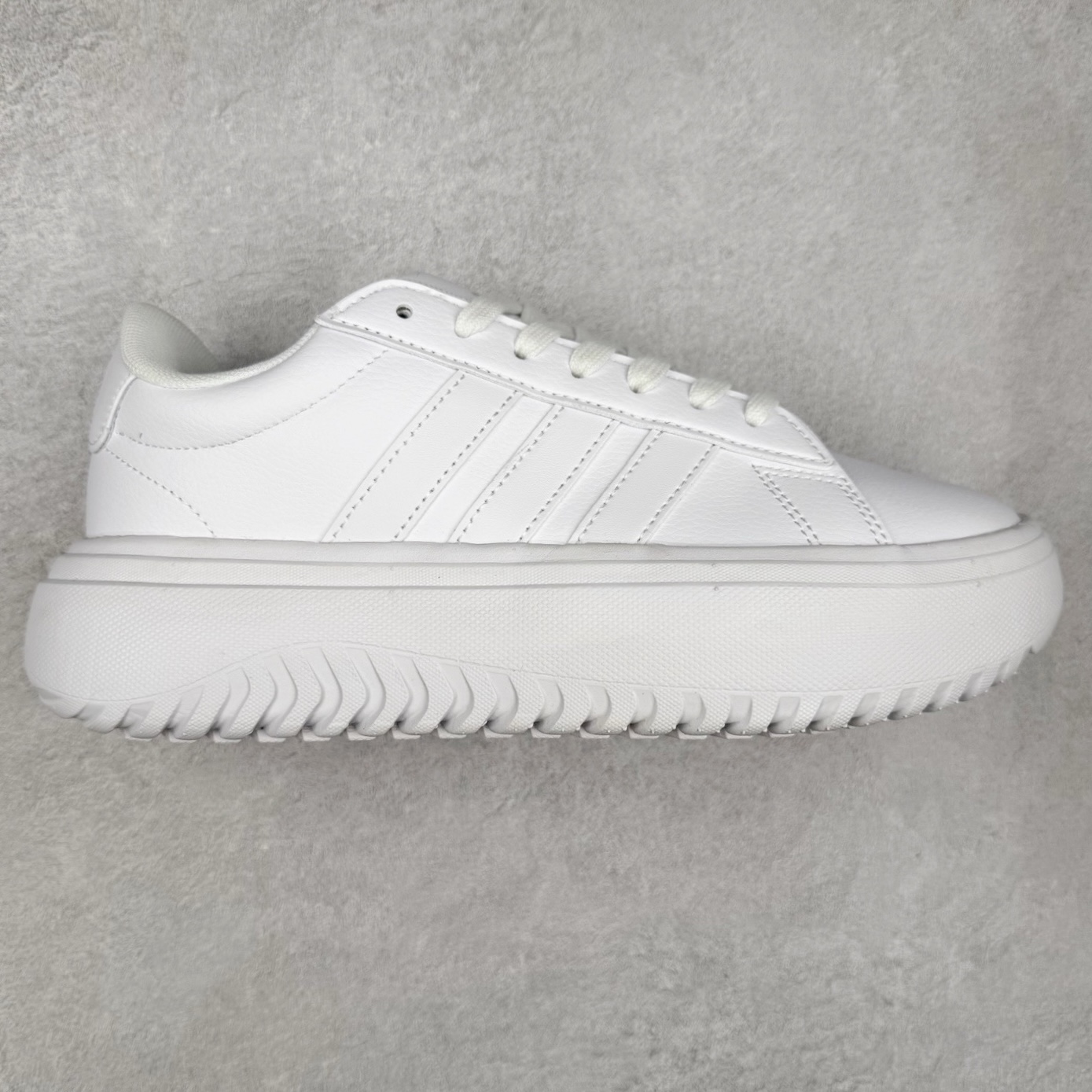 AD GRAND COURT PLATFORM 网球厚底运动小白鞋加厚中底的网球风经典运动鞋 穿上这款adidas经典运动鞋 感受网球运动的激情活力 实拍调校N版已经零色差零失真 百分百还原实物色彩所见即所得 不存在货不对板色差等低级问题 选购参考实物拍摄 不混卖不参货 只用心做好货严格选品 承诺混一赔十 尺码：36 36.5 37.5 38 38.5 39 40 40.5 41 42 42.5 43 44 44.5 45-选品中心