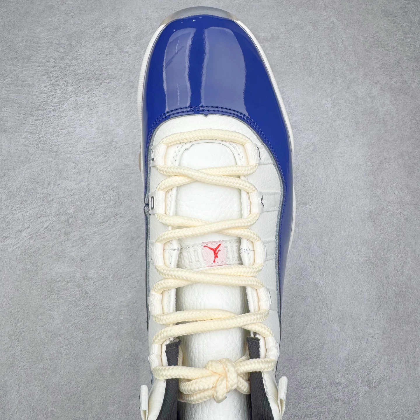 图片[4]-＃KZ神版 Air Jordan AJ11 Retro High Rare Air 高帮系列 氧化做旧宝蓝 IH0296-400 市场中端王者 耗时半年巨作 全套原纸板楦头开发 确保原汁原味 完美呈现11代版型 此版本只针对中端市场 皮料材质有所更替 其他数据细节工艺流程均保持一致绝不口嗨 细节品控鞋型随意秒杀市面3XX 原楦原档案数据开模打造 原厂中底拉帮钢印 原厂进口漆皮 防冻不开裂 原装鞋撑 水晶大底正确色度色泽 原楦原数据刺绣 原厂车缝走线及对位 毫厘不差 飞人logo采用原数据电脑刺绣 原装正品碳纤维真实碳板 增强抗扭 原内标 原盒标 正确官方原盒 防氧化水晶外底 原厂配套全掌solo气垫 进口港宝加持 后跟自然饱满 全鞋荧光划线卡点 追求极致完美 每一双都是工艺品 多重QC质检 超越公司货的品控标准 实实在在的免检产品 尺码：36 36.5 37.5 38 38.5 39 40 40.5 41 42 42.5 43 44 44.5 45 46 47.5-选品中心